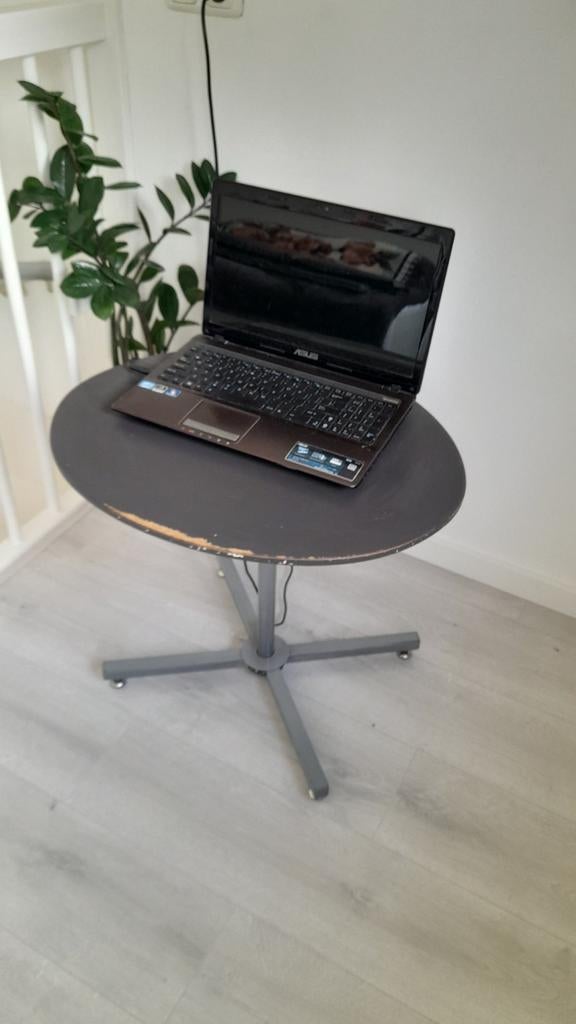 Verstelbare ronde bijzettafel, Huis en Inrichting, Tafels | Bijzettafels, Gebruikt, Metaal of Aluminium, Rond, 60 cm of meer