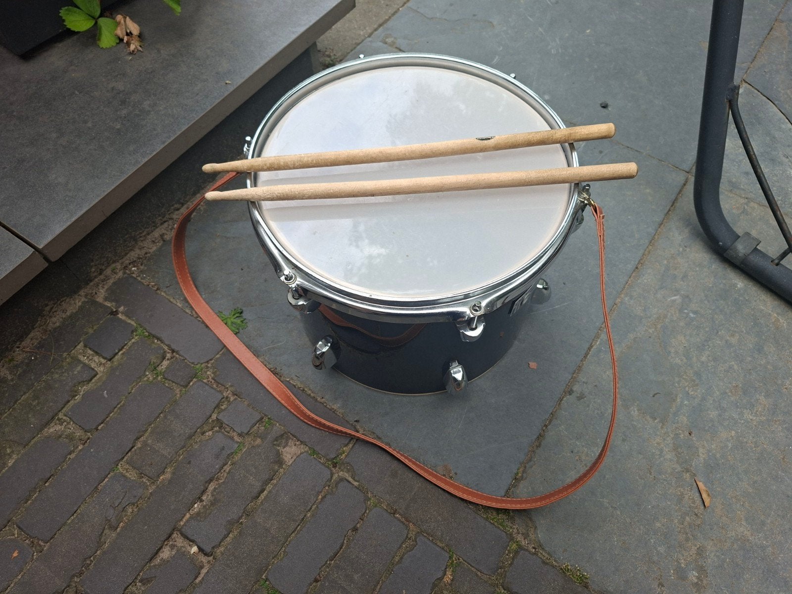 Trommel met drumstokken en draagriem, Muziek en Instrumenten, Drumstellen en Slagwerk, Ophalen of Verzenden, Gebruikt, Overige merken