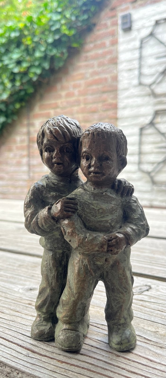 Bronzen Beeldje Twee Kinderen Vriendschap, Groep mensen, Minder dan 20 cm, Ophalen of Verzenden, Beeld