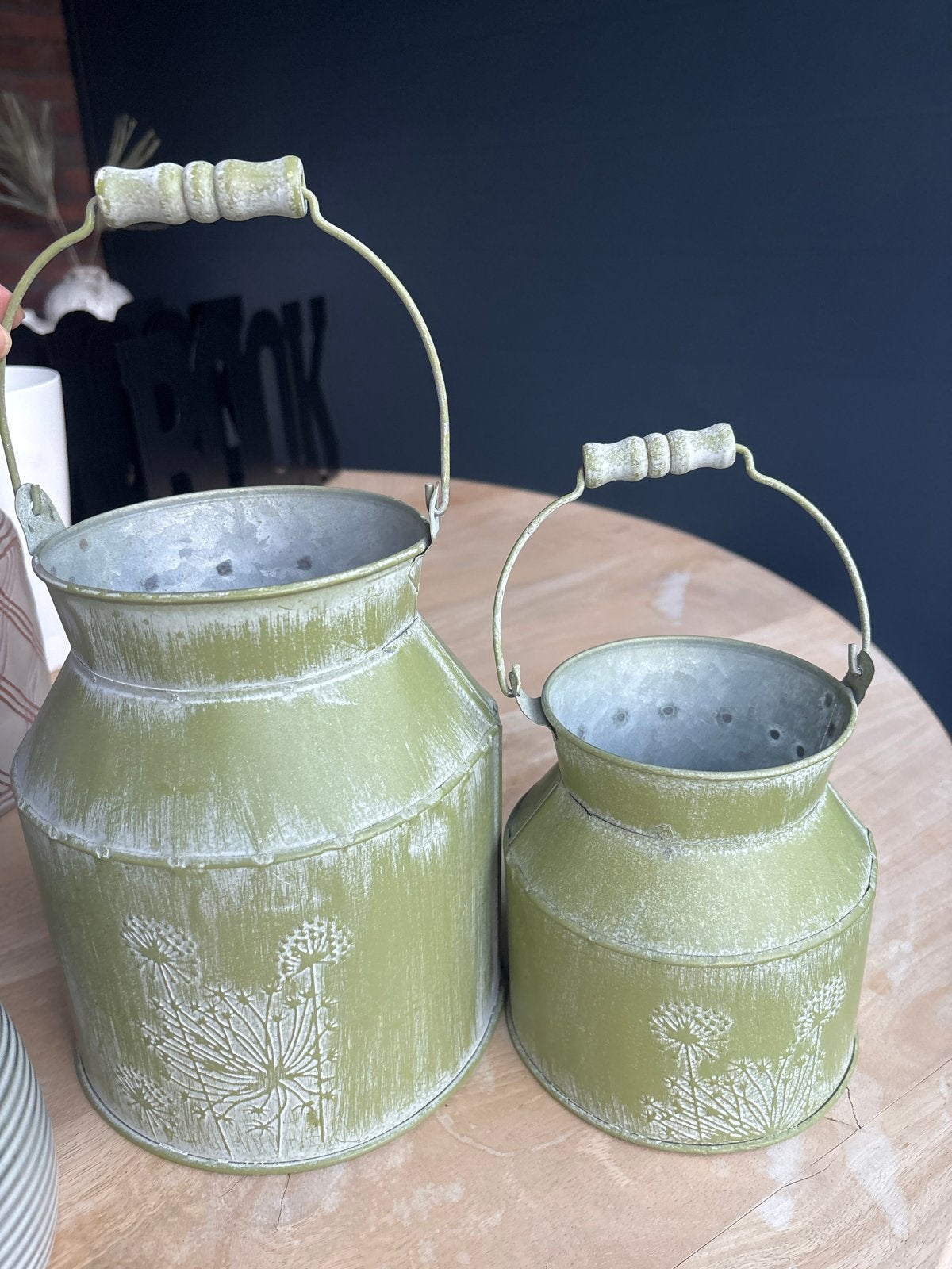 Set van 2 decoratieve melkbussen - Groen, Huis en Inrichting, Overige materialen, Gebruikt, Ophalen of Verzenden, Minder dan 50 cm