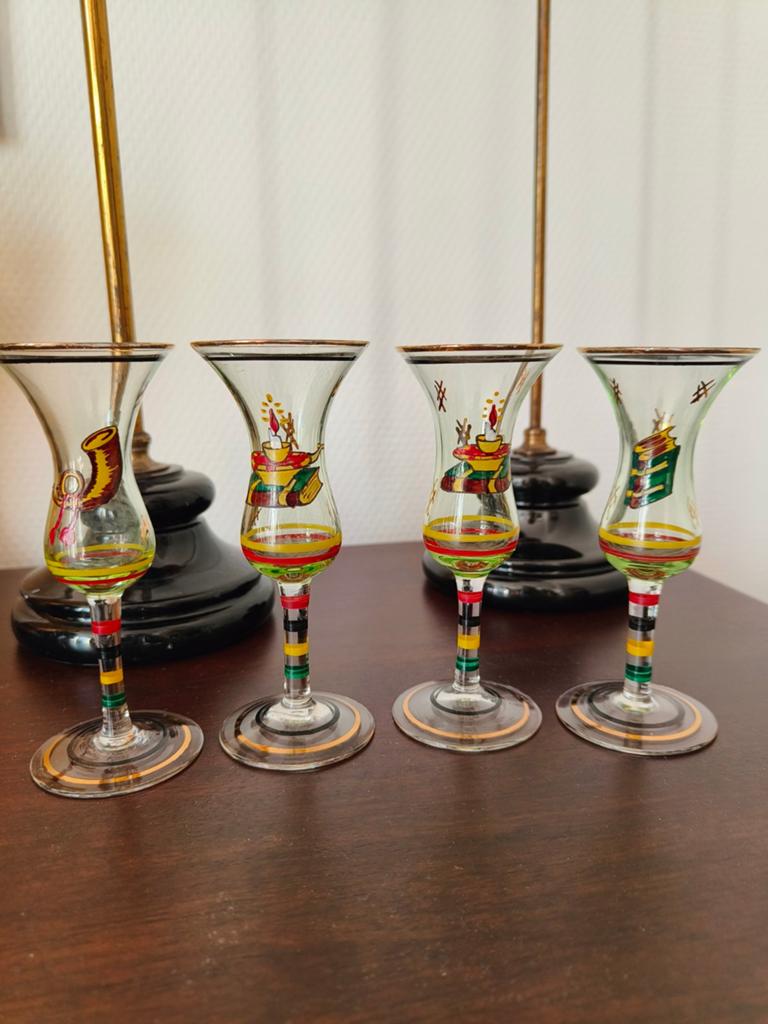 Vier stuks handbeschilderde borrelglazen uraniumglas, Ophalen of Verzenden