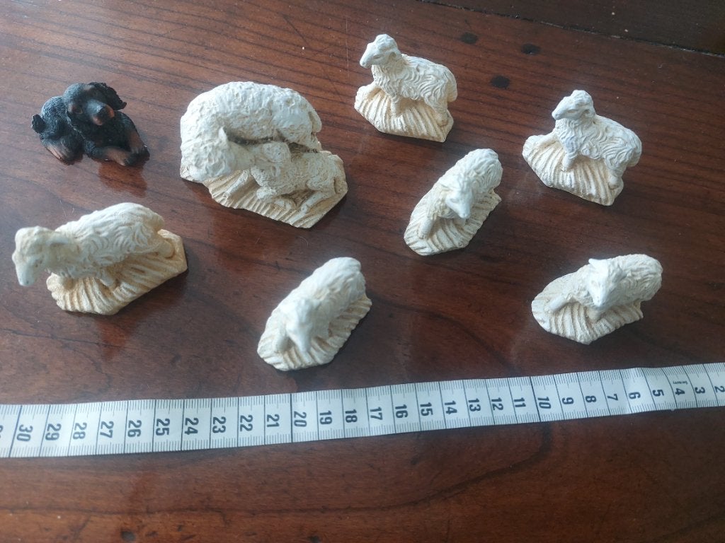 8 Schaapjes van steen voor bij de kerststal en een hondje., Diversen, Ophalen of Verzenden, Nieuw