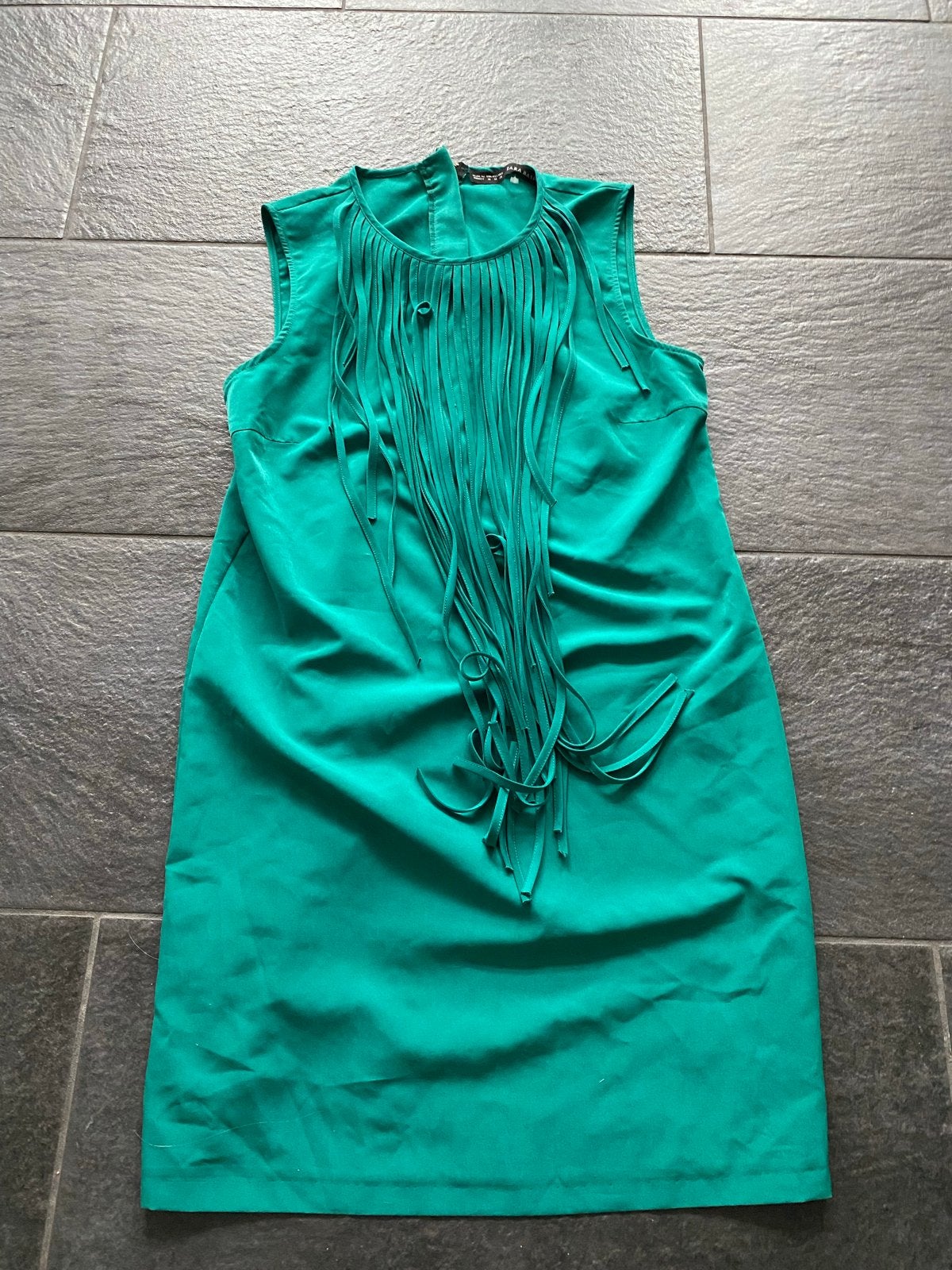 Zara Basic groene jurk met franjes - Maat M, Kleding | Dames, Jurken, Ophalen of Verzenden, Zo goed als nieuw, Maat 38/40 (M)