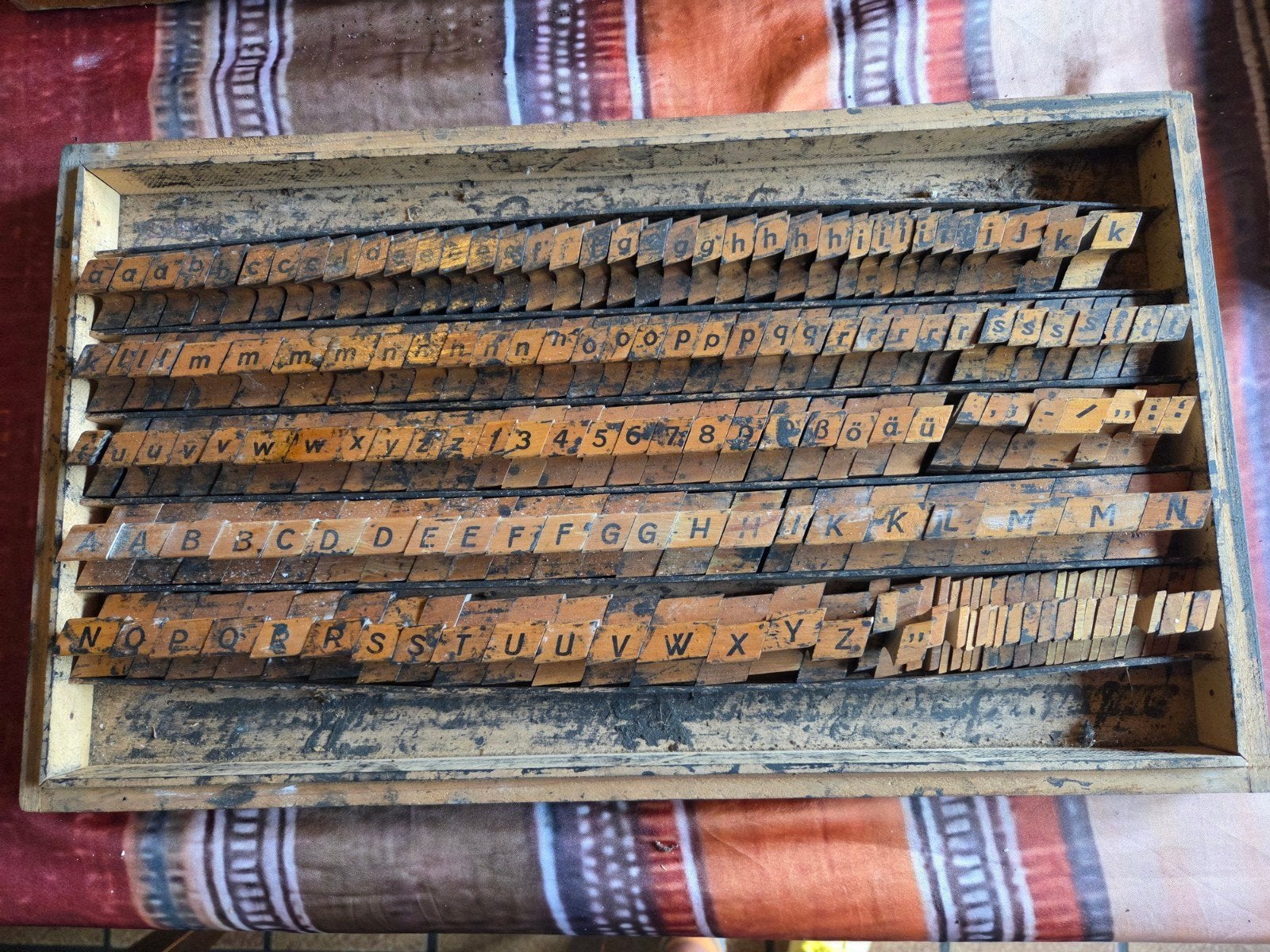 Vintage houten letterbak met drukletters, Antiek en Kunst, Ophalen