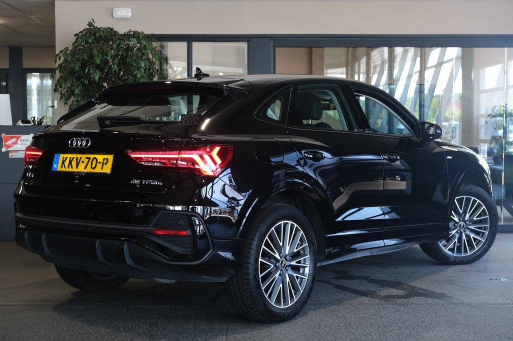 Audi Q3 Sportback 45 TFSI e S-line 245PK Matrix Led Navi ACC, Auto's, Gebruikt, Zwart, 4 cilinders, Zwart