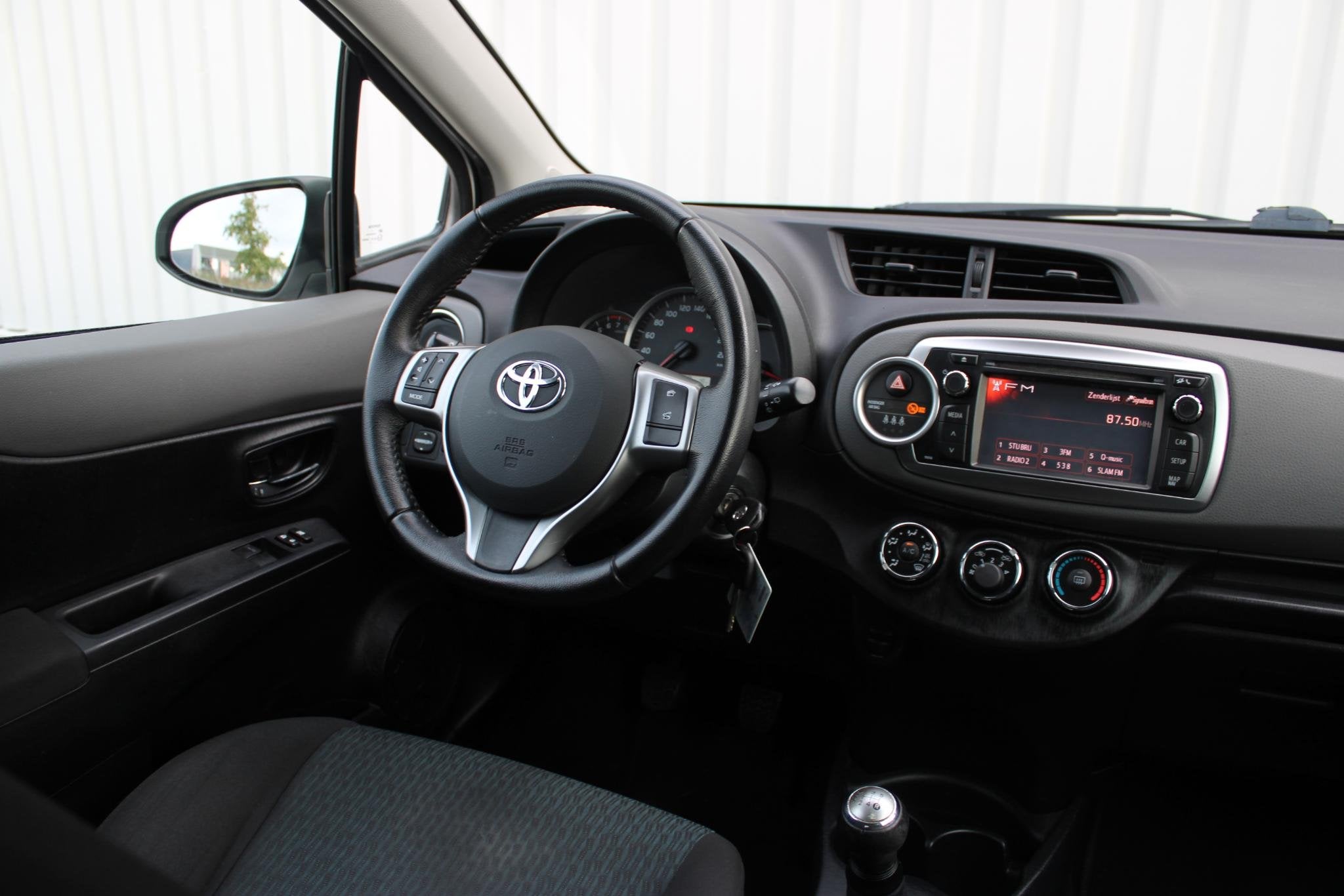 Toyota Yaris 1.0 VVT-i Aspiration | Airco | Achterruitrijcam, Auto's, Euro 5, 750 kg, Elektrische ramen, Wit