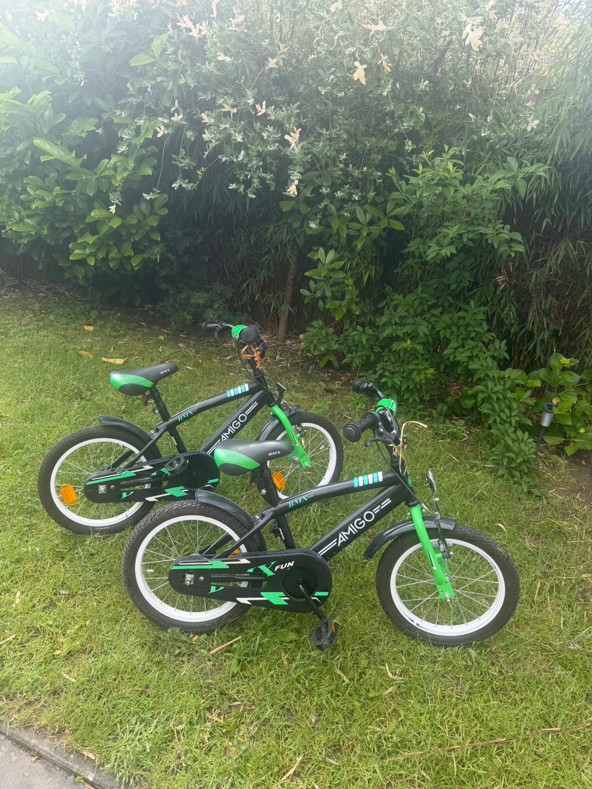 Twee mooie fietsen, Fietsen en Brommers, Fietsen | Kinderfietsjes, Ophalen, Terugtraprem, Zijwieltjes, 16 tot 20 inch