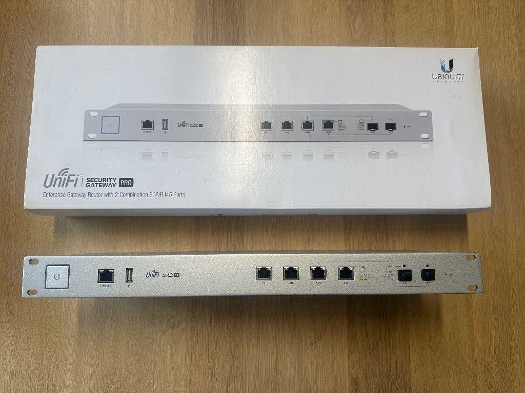 Ubiquiti UniFi Security Gateway Pro (USG-PRO-4), Ophalen of Verzenden, Zo goed als nieuw, Router, Ubiquiti