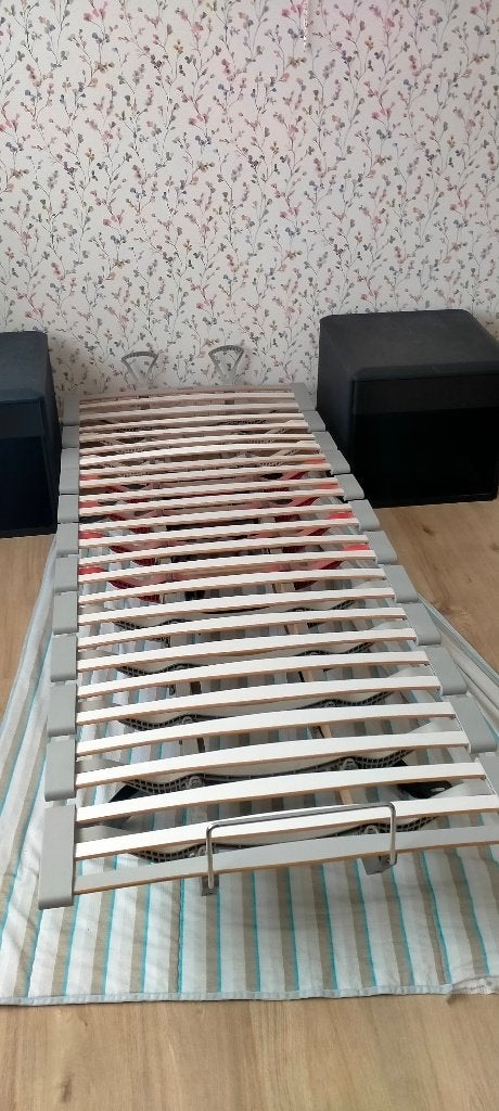 Verstelbare lattenbodem Swissflex en 2 nachtkastjes Gautier, Huis en Inrichting, Ophalen, Gebruikt, Eenpersoons, 80 cm