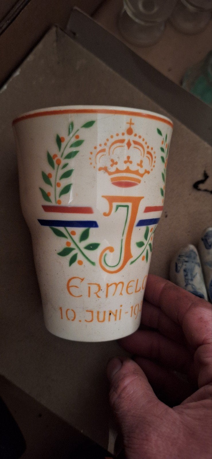 antiek aardewerk herdenkingsbeker koningin Juliana ermelo, Verzamelen, Ophalen of Verzenden, Zo goed als nieuw, Kaart, Foto of Prent
