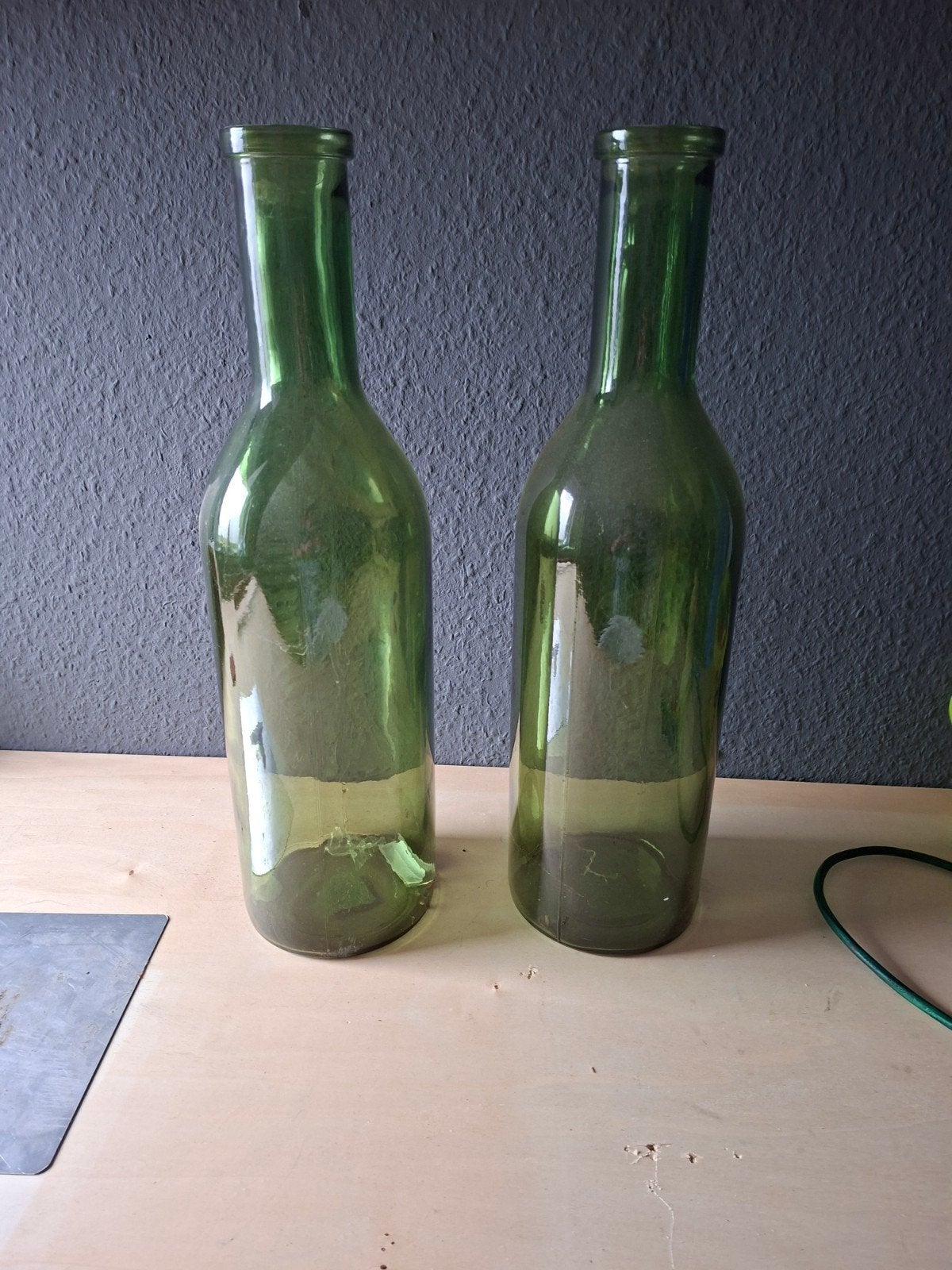 Twee Groene Glazen Flessen - Decoratief en Vintage, Ophalen of Verzenden