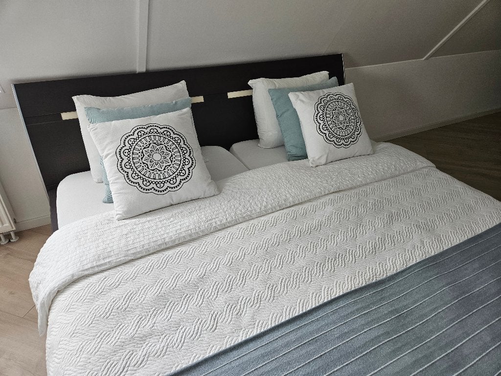 twee persoons logeerbed, Ophalen, Bruin, Tweepersoons, Zo goed als nieuw
