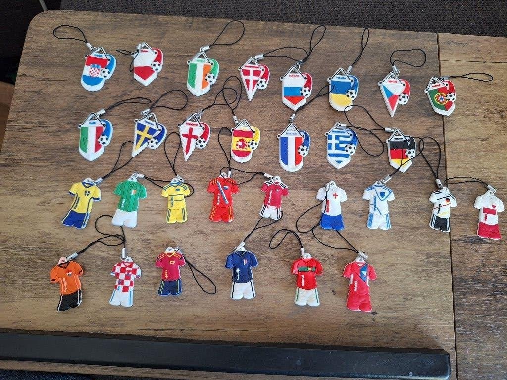 VOMAR hangertjes WK 2012 shirtjes en vaantjes, Ophalen of Verzenden, Nieuw, Buitenlandse clubs, Vaantje of Sjaal