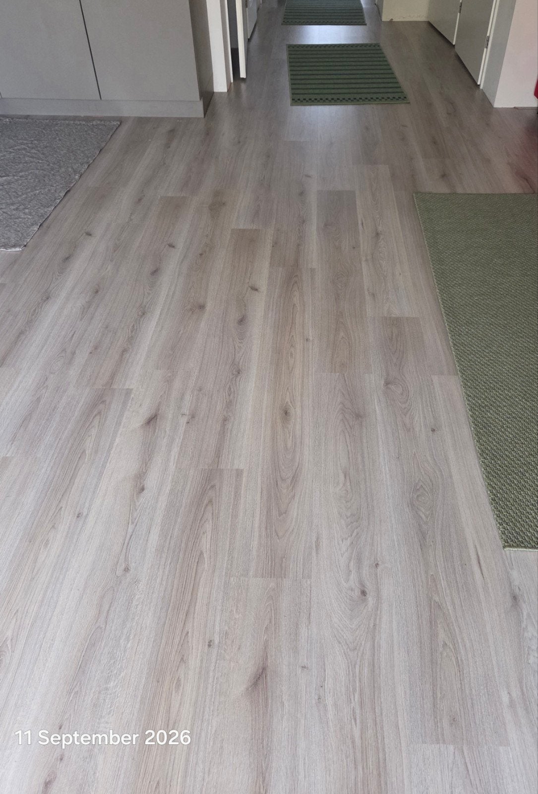 Laminaat Eiken Grijs met ondervloer en plinten, Ophalen, 50 tot 150 cm, Zo goed als nieuw, 10 m² of meer
