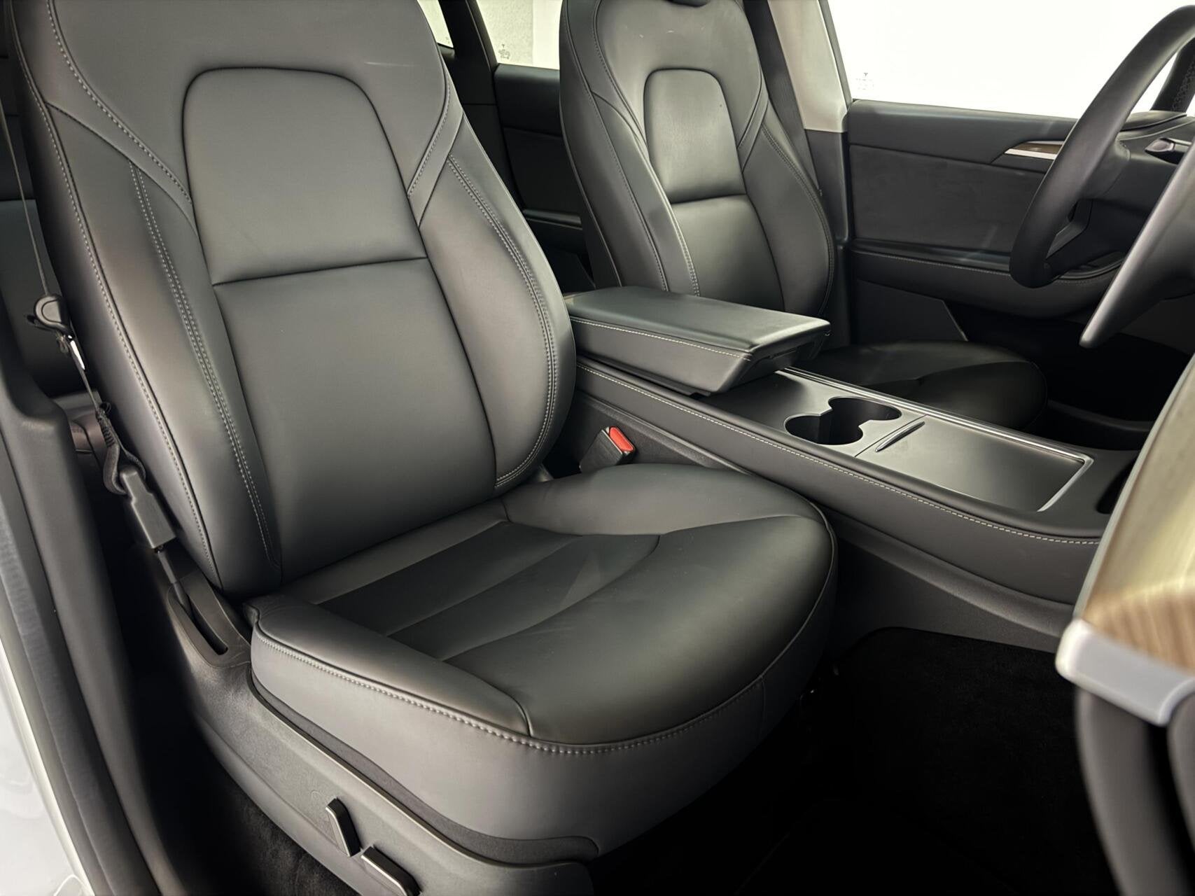 Foto 23 van Tesla Model Y RWD 58 kWh 92% SOH Black Edition Trekhaak FSD