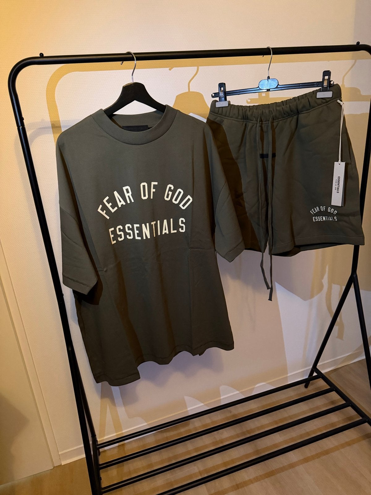 Fear of God Essentials Military Set - Nieuw met tags, Ophalen of Verzenden, Nieuw, Maat 48/50 (M), Groen