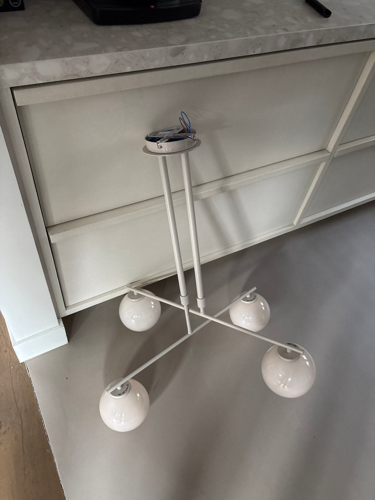 Moderne witte plafondlamp met 4 bollen, Ophalen, Gebruikt, Metaal, E14 (klein)