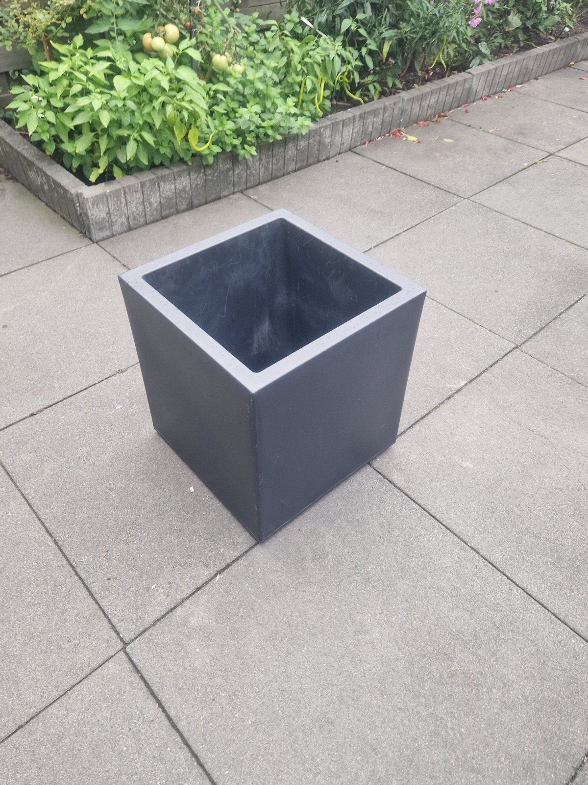 Donkergrijze vierkante bloempot 40/40cm met wielen, Ophalen, Kunststof, Gebruikt, Minder dan 60 cm