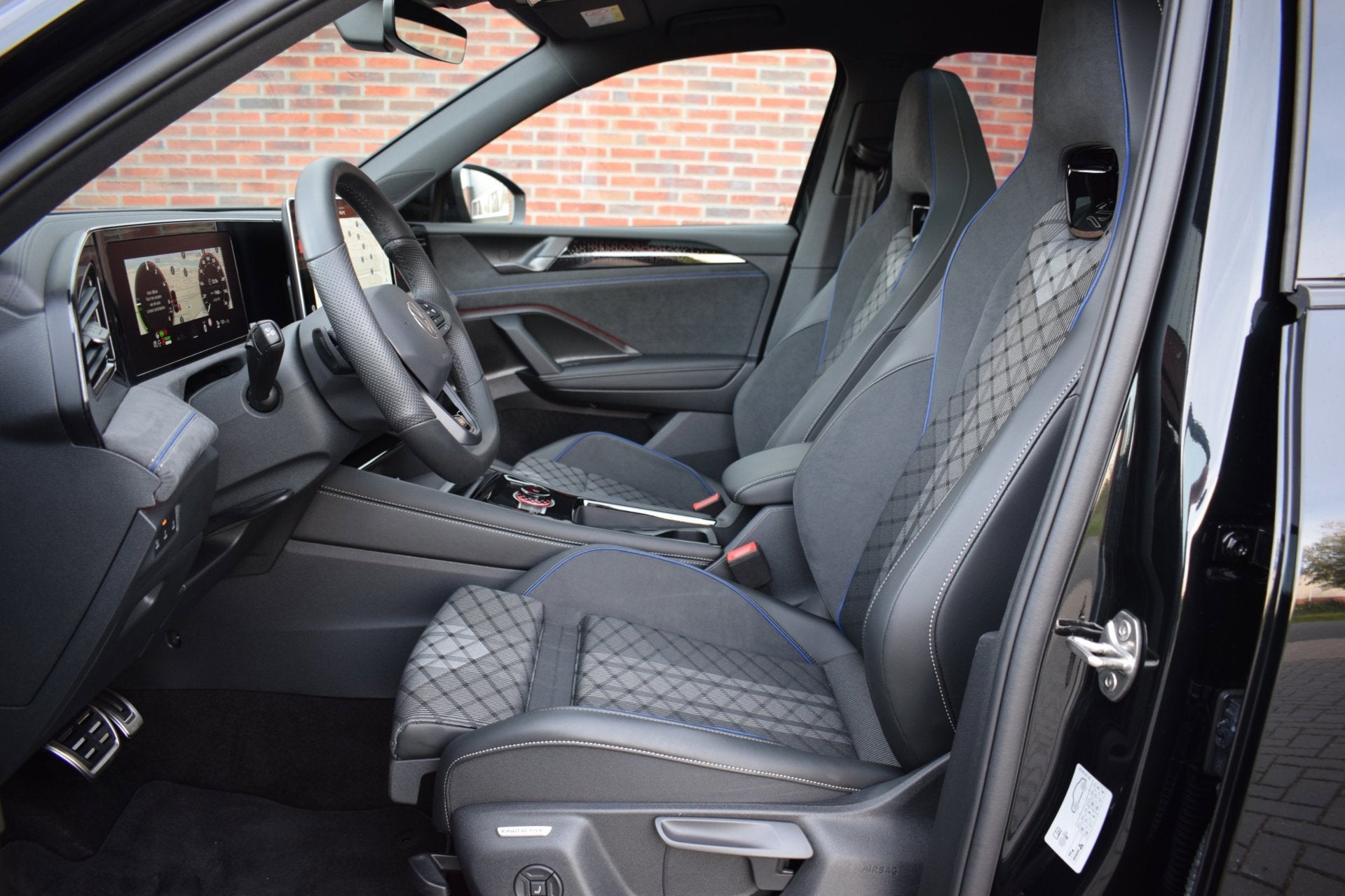 Volkswagen Tiguan 1.5 eHybrid PHEV 200KW R-Line PANORAMADAK, Auto's, 2000 kg, Alcantara, Zwart, Plug-in hybride