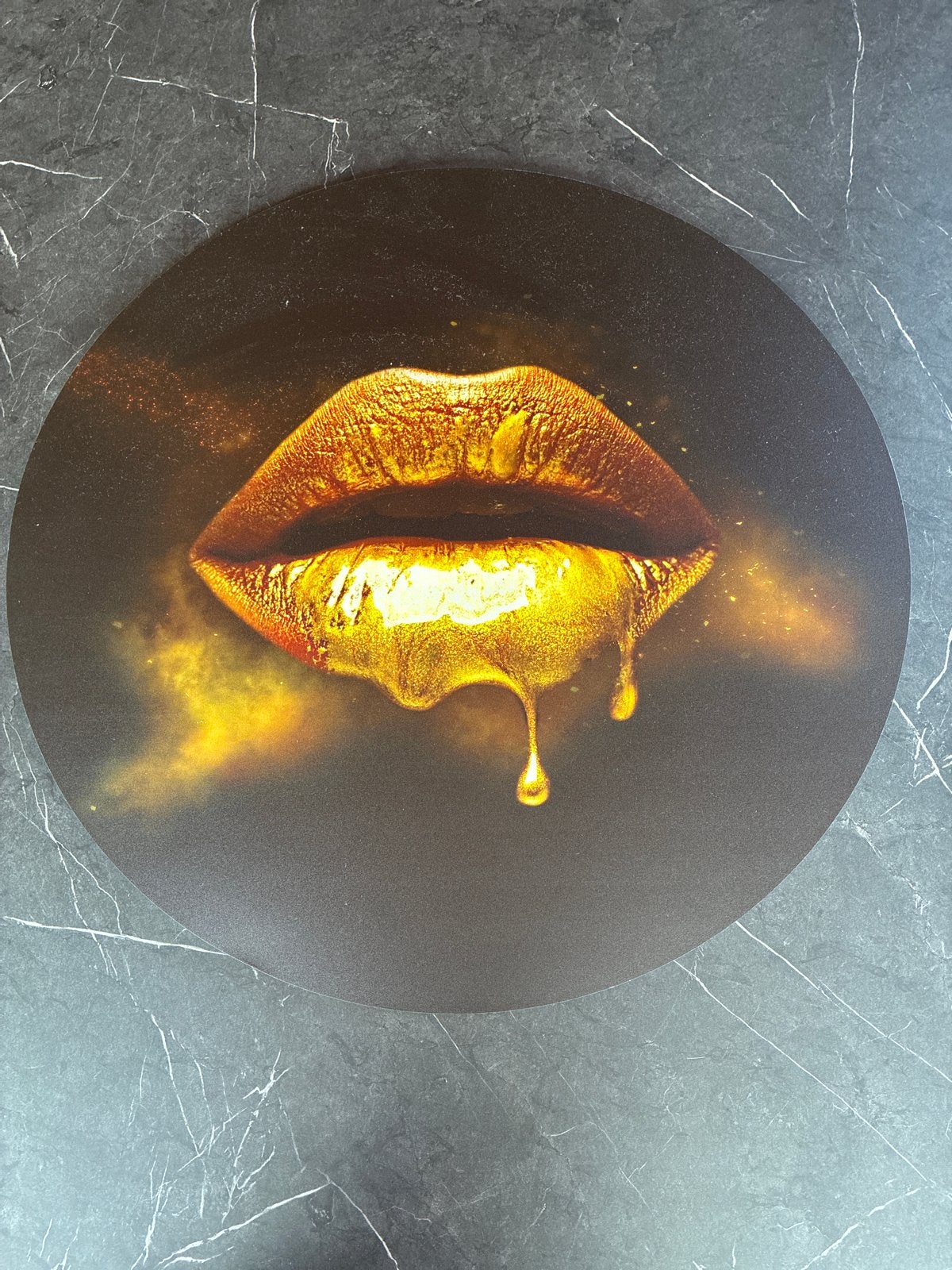 Ronde wanddecoratie met gouden lippen, Huis en Inrichting, Woonaccessoires | Schilderijen, Tekeningen en Foto's, Ophalen, 50 – 75