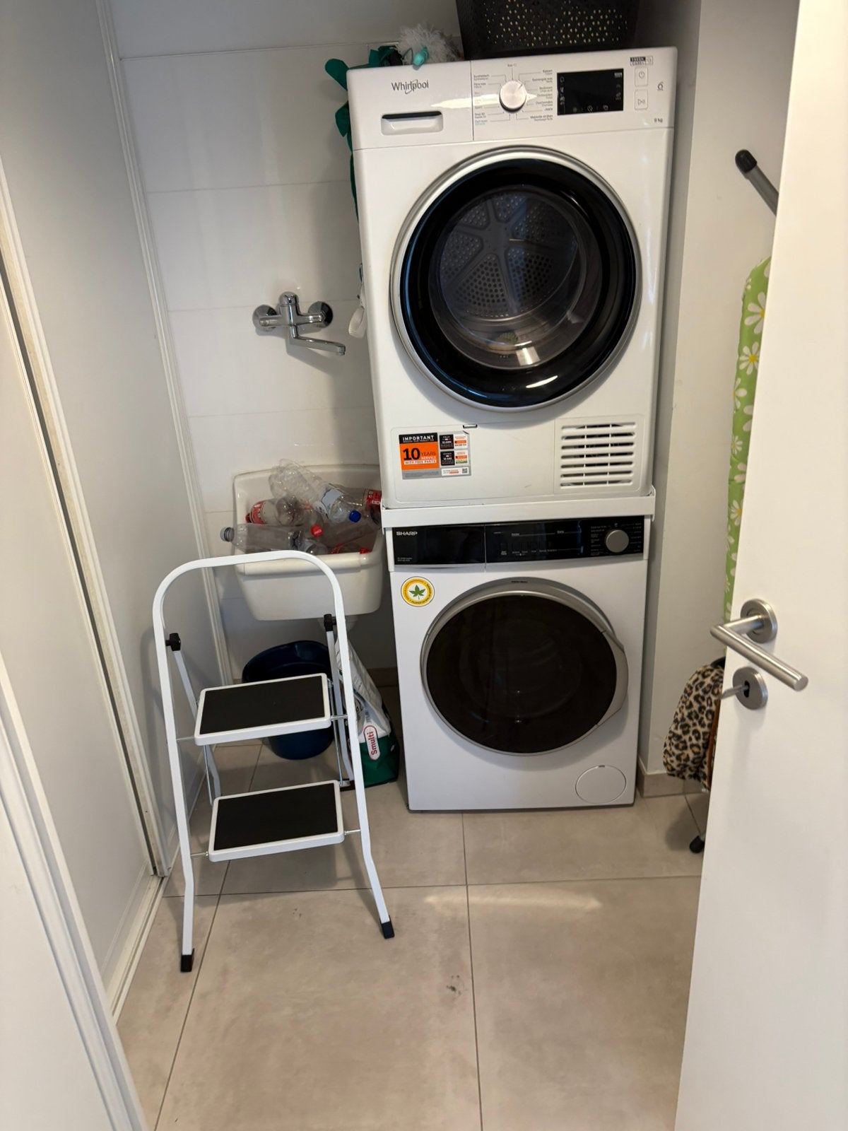 Whirlpool condensdroger & Sharp wasmachine met stapelkit, Ophalen, 1200 tot 1600 toeren, Gebruikt, 8 tot 10 kg