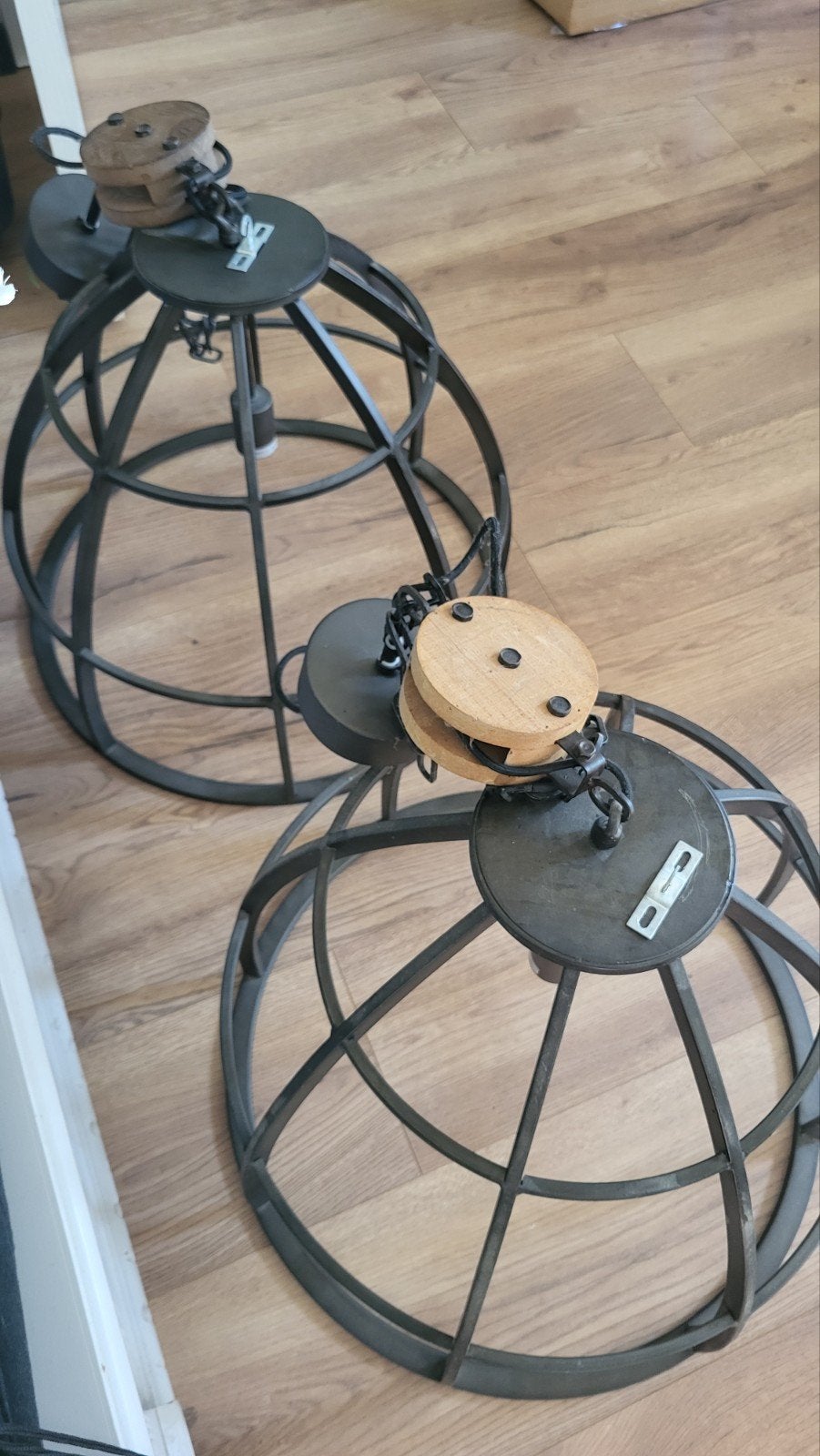Set van 2 industriële hanglampen met katrol, Huis en Inrichting, Ophalen, Gebruikt, E27 (groot), Hout