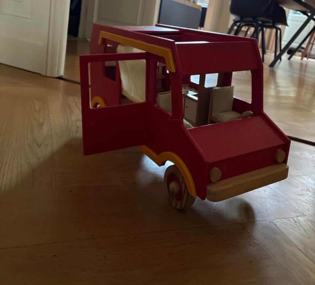 Houten speelcamper met meubeltjes en poppetjes, Kinderen en Baby's, Speelgoed | Houten speelgoed, Ophalen, Gebruikt, Rij- of Hobbelspeelgoed
