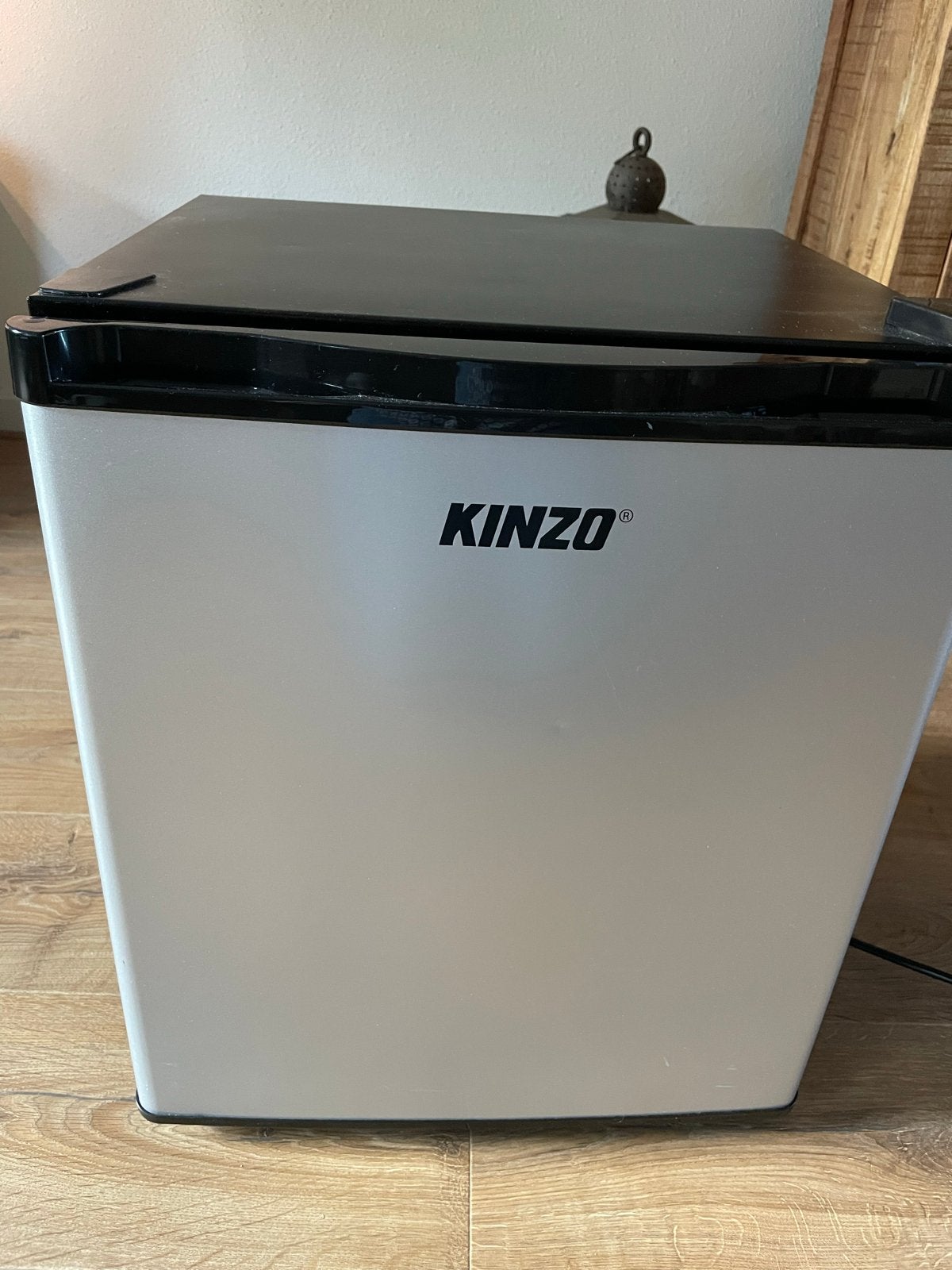 Kinzo Minibar Koelkast - Compact en Handig, Ophalen, Minder dan 75 liter, Zonder vriesvak, Gebruikt