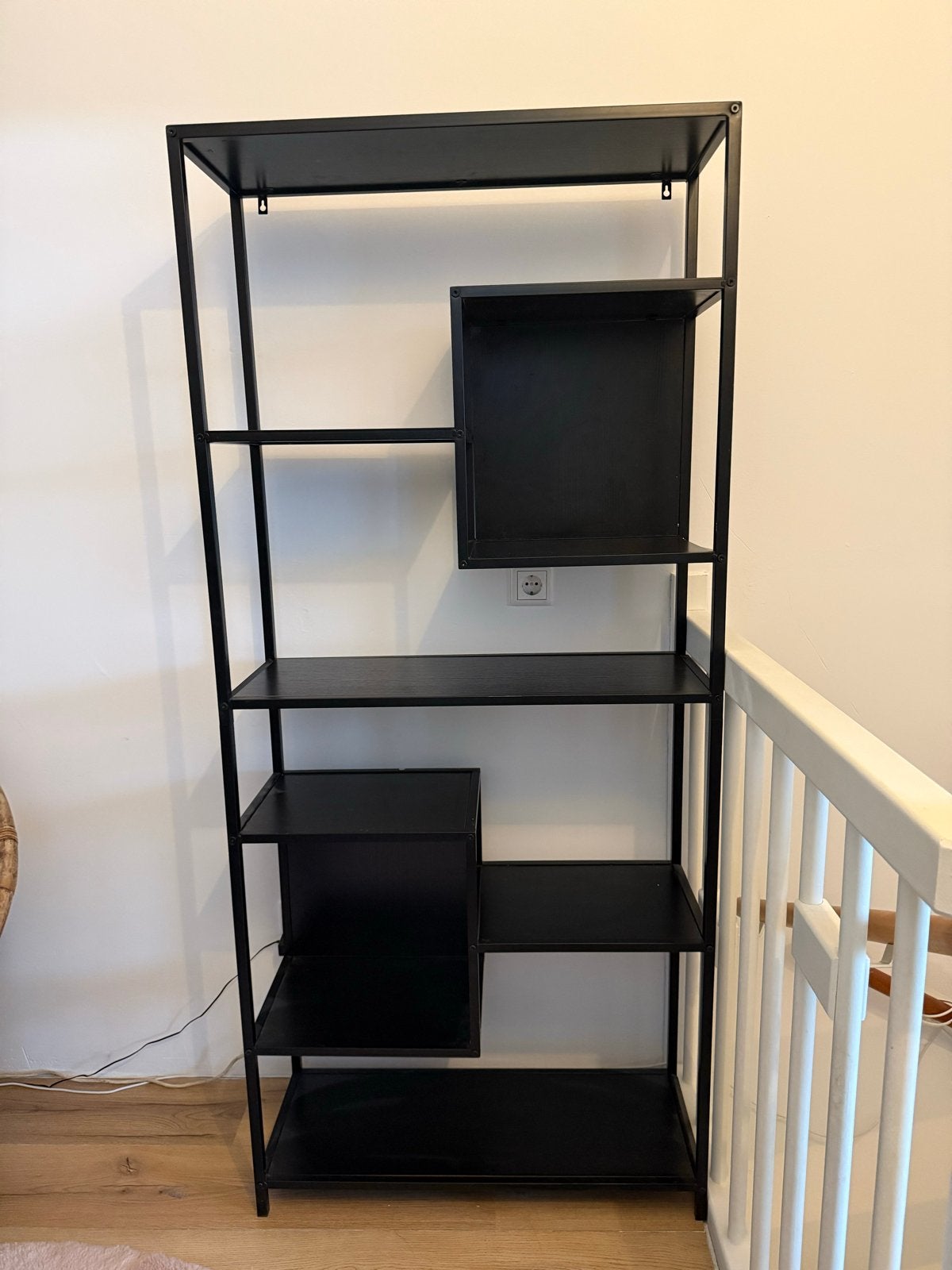 Zwart metalen open kast met asymmetrische planken, Huis en Inrichting, Kasten | Boekenkasten, Ophalen, Met plank(en), Gebruikt