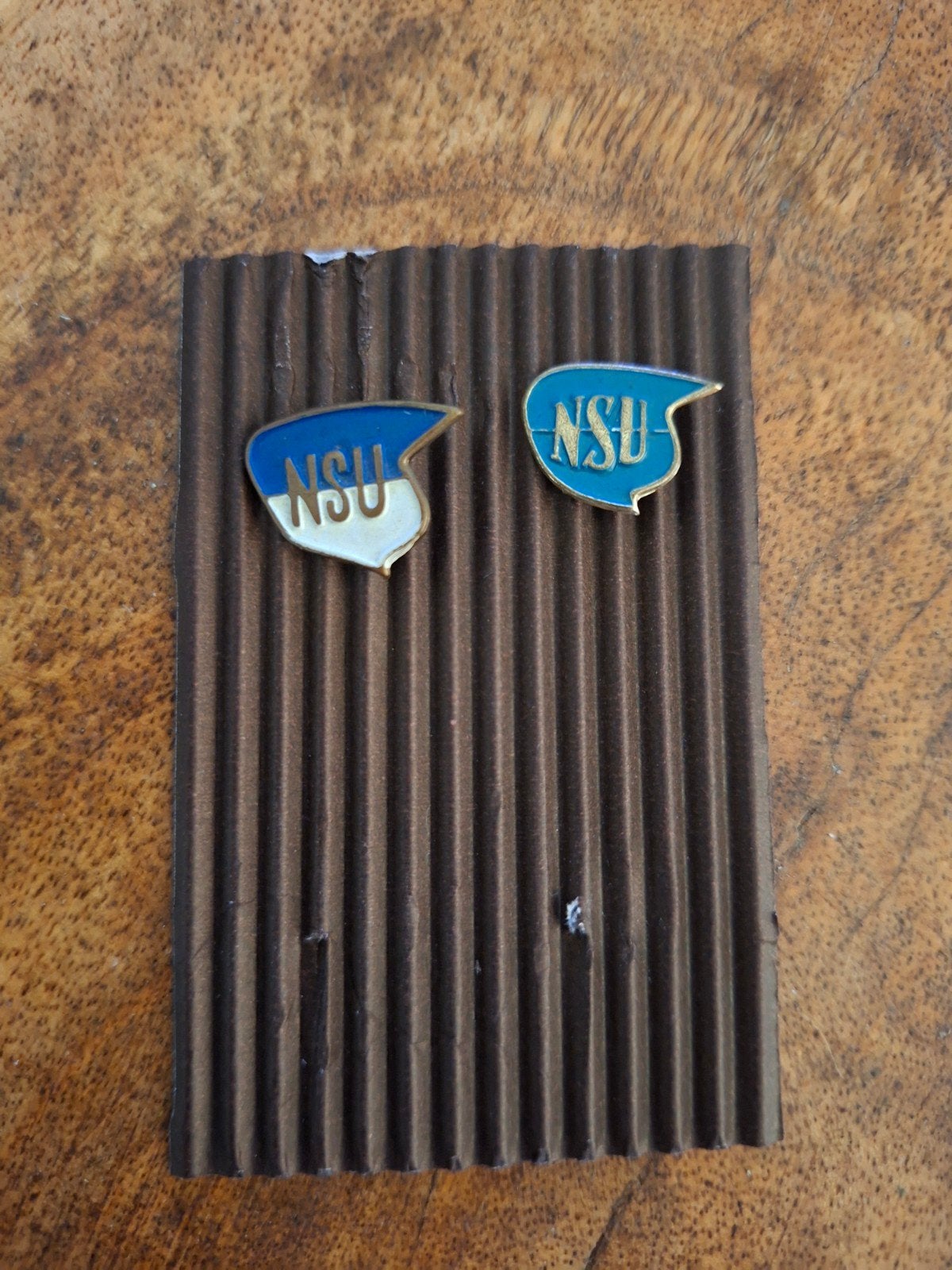 NSU speldjes - set van 2 vintage pins, Verzamelen, Speldjes, Pins en Buttons, Ophalen, Gebruikt, Merk, Speldje of Pin