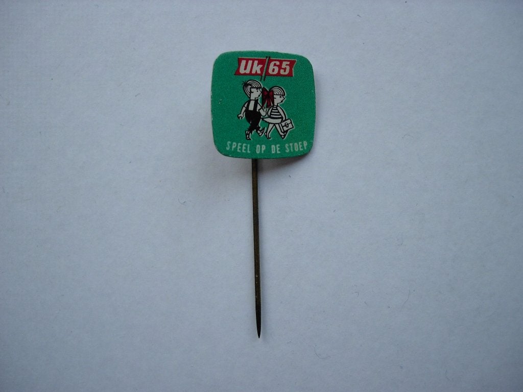 speldje UK 65 speel op de stoep, Verzamelen, Speldjes, Pins en Buttons, Verzenden, Zo goed als nieuw, Merk, Speldje of Pin
