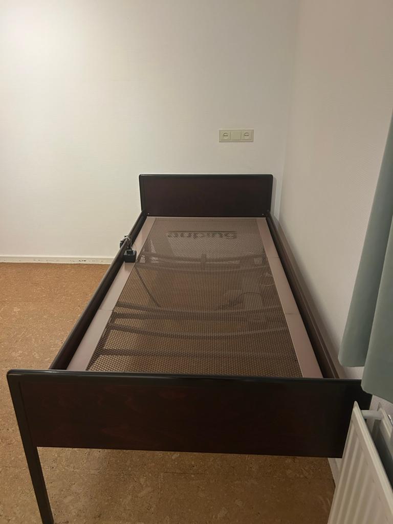 Gratis: Auping elektrisch bed met knieknik, Ophalen, 90 cm, Eenpersoons, Bruin