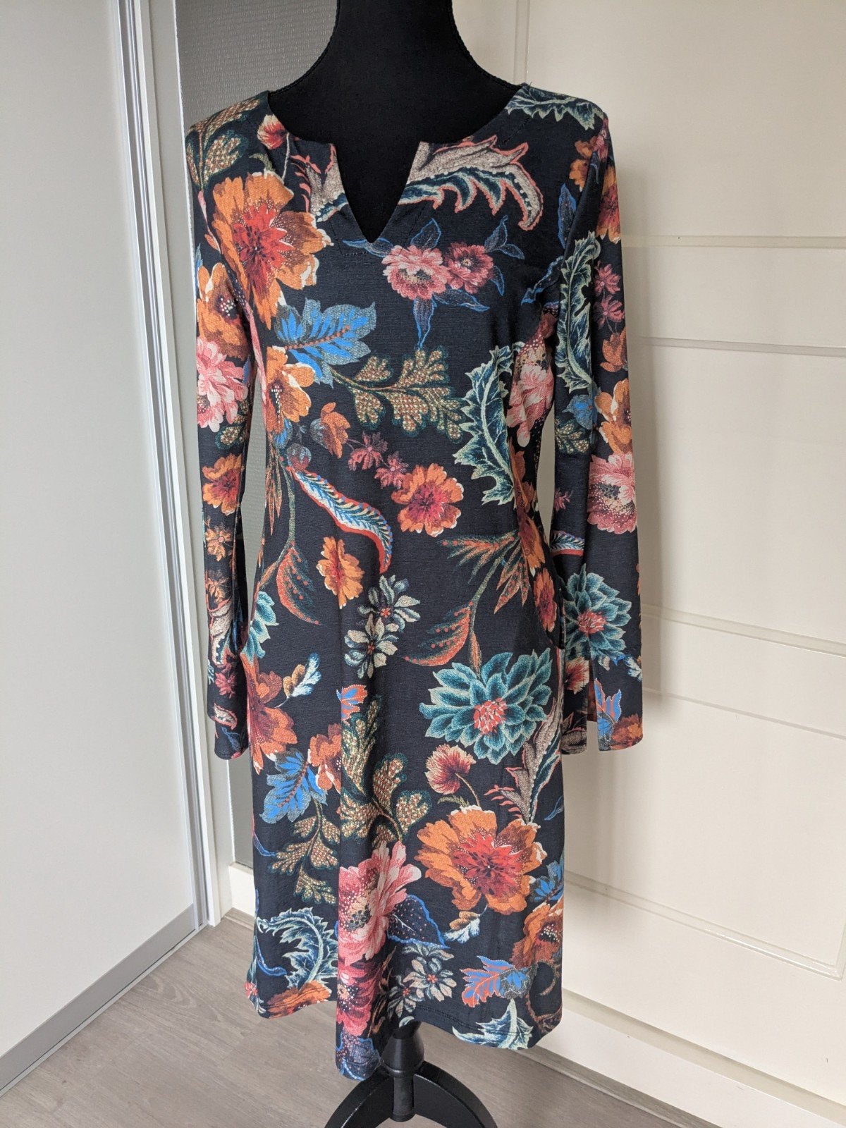 Tessa Koops jurk met bloemenprint, maat M, Maat 38/40 (M), Meerkleurig, Ophalen of Verzenden, Zo goed als nieuw