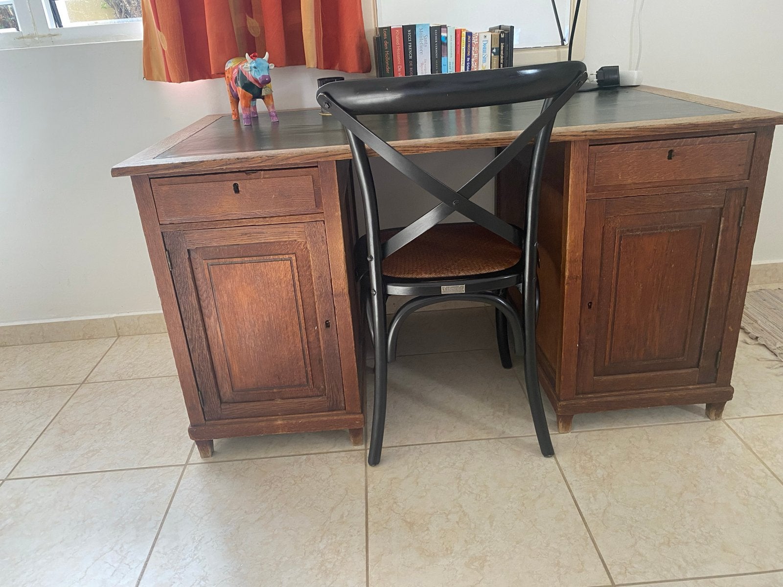 Antiek bureau met groene kunststof inleg. Eiken hout bureau., Ophalen