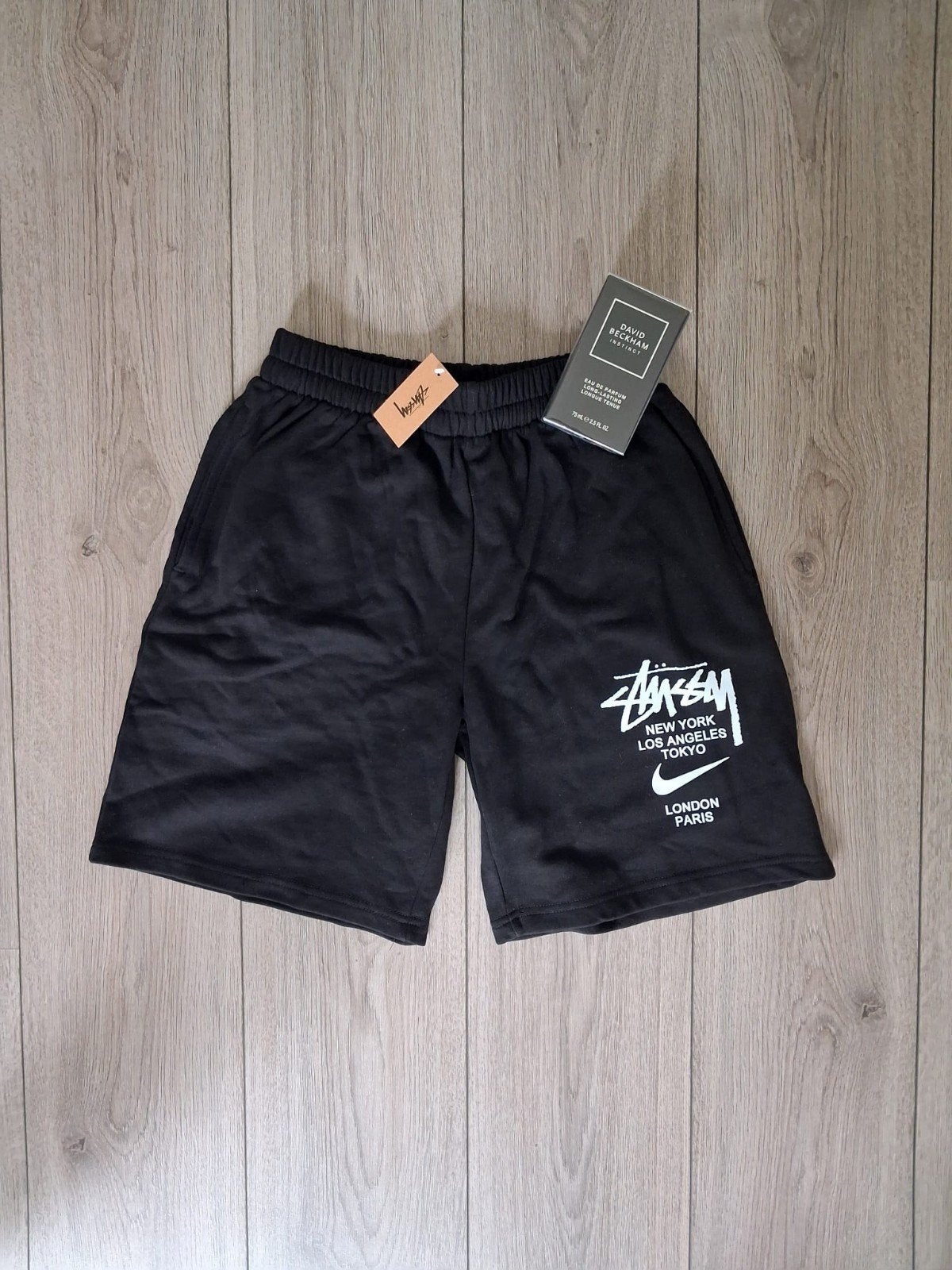 NIEUW! Stüssy x Nike World Tour Korte Broek / Shorts - Zwart, Maat 48/50 (M), Zwart, Stussy, Nieuw