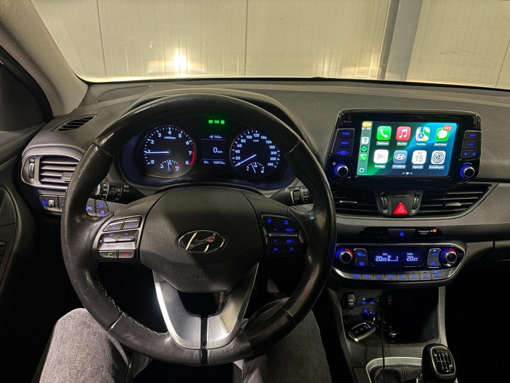 Hyundai I30 1.0 T-GDI Fastback Premium / Carplay / Cruise co, Auto's, Hyundai, Gebruikt, Leder en Stof, Wit, Handgeschakeld