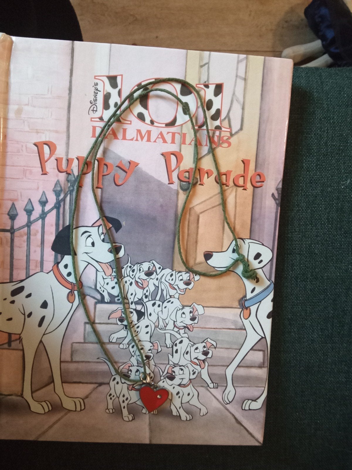 mooie hartjes ketting rood hartje aan groenkoort, Ophalen of Verzenden, Zo goed als nieuw