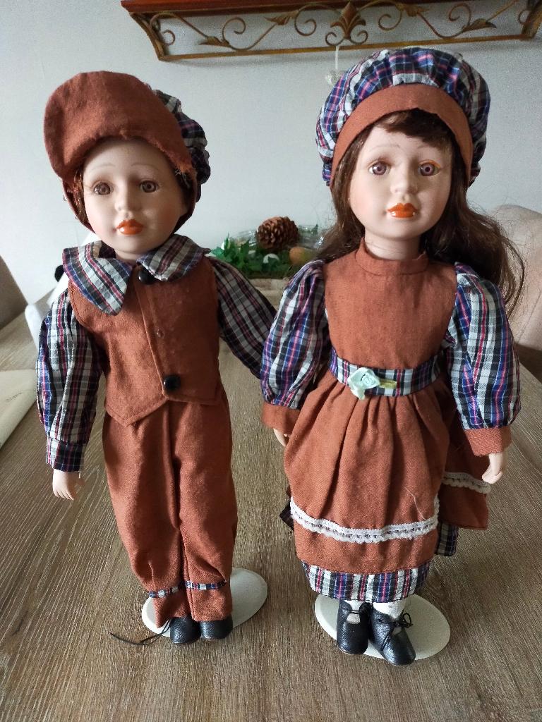 Te koop: 2x Stenen poppen - staand op standaard, Verzamelen, Poppen, Ophalen of Verzenden, Zo goed als nieuw, Pop