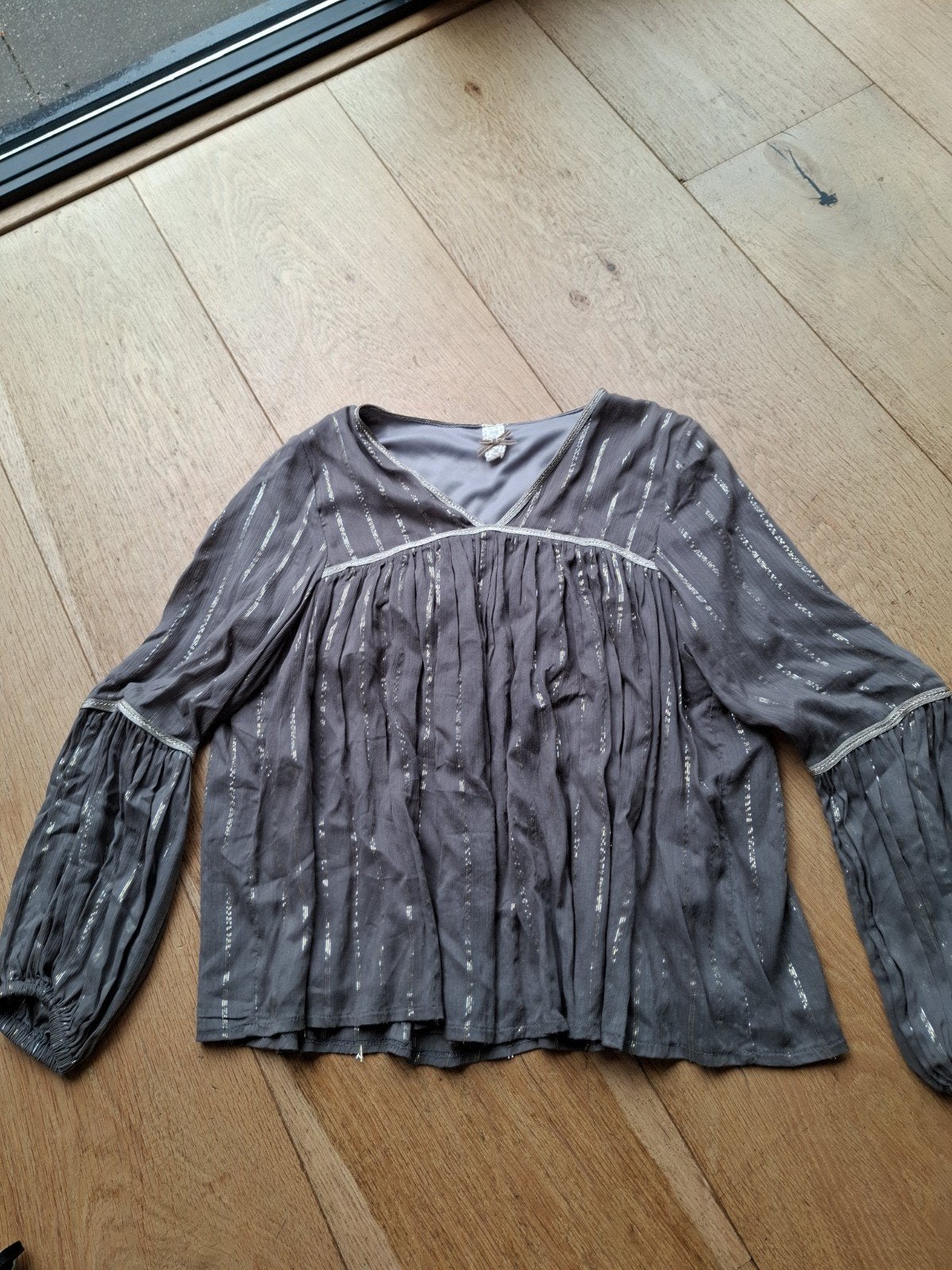 Grijze blouse met lange mouwen en zilveren details, Kleding | Dames, Maat 38/40 (M), Ophalen of Verzenden, Lange mouw, Grijs