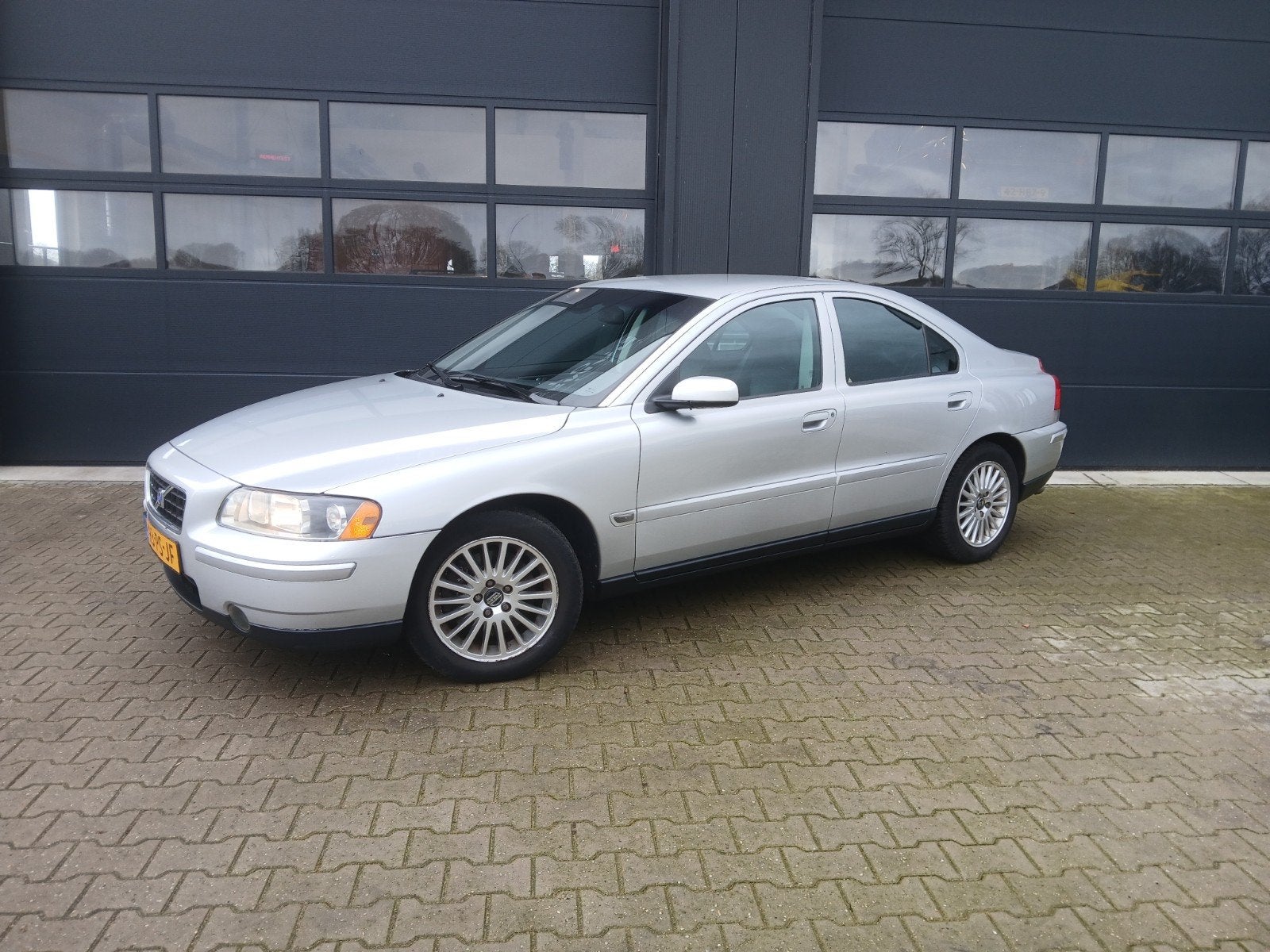 Volvo S60 2.0 T 2004 Grijs, Auto's, Volvo, Voorwielaandrijving, Zwart, 1984 cc, 179 pk