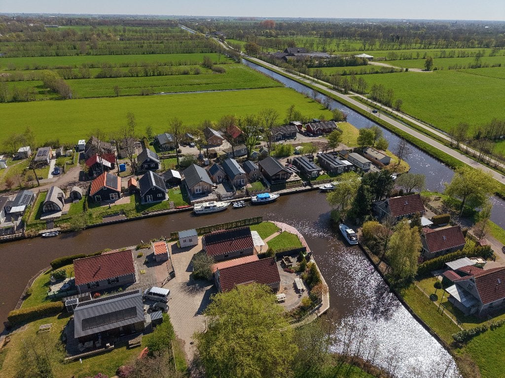Wonen aan vaarwater + aanlegplekken in Oudwoude (Aldwâld), 200 tot 500 m², 84 m², Vrijstaande woning, 4 kamers