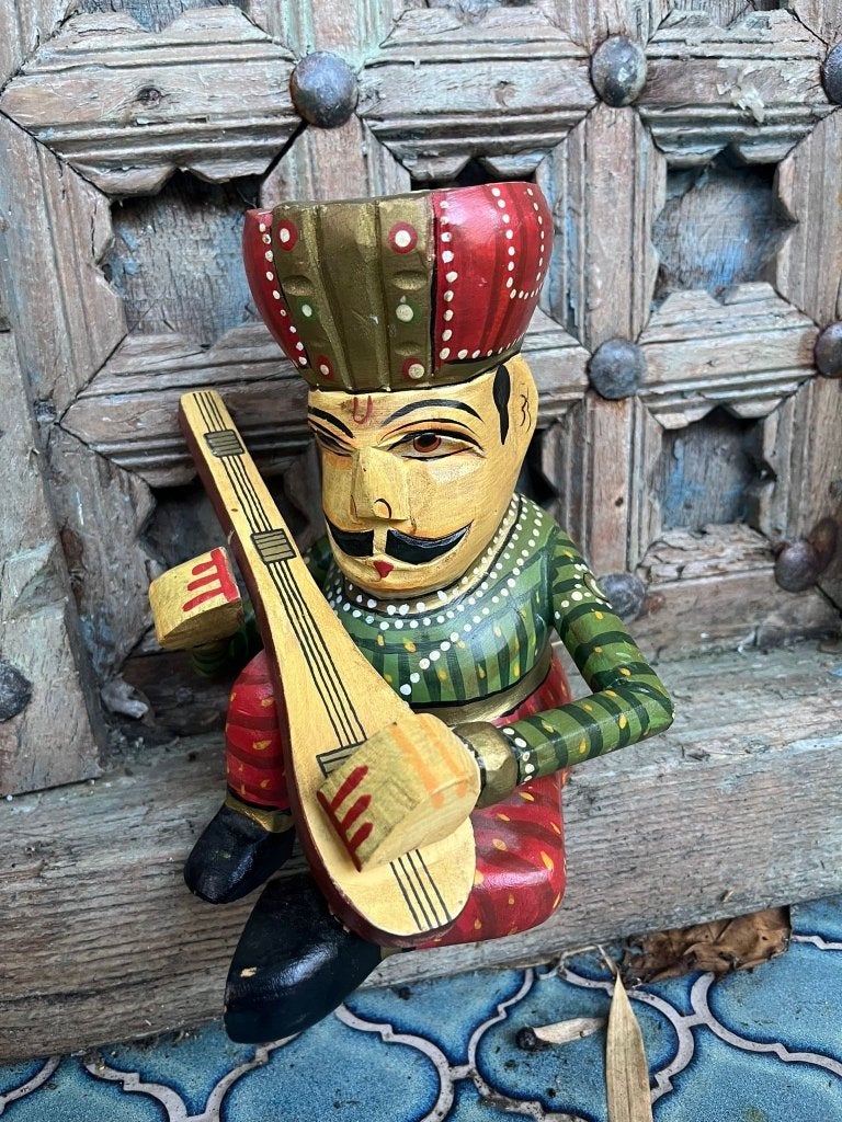 India houtsnijwerk beeld massief indiase man gitaar, Antiek en Kunst, Overige onderwerpen, Houtsnijwerk, Minder dan 20 cm, Handgemaakt