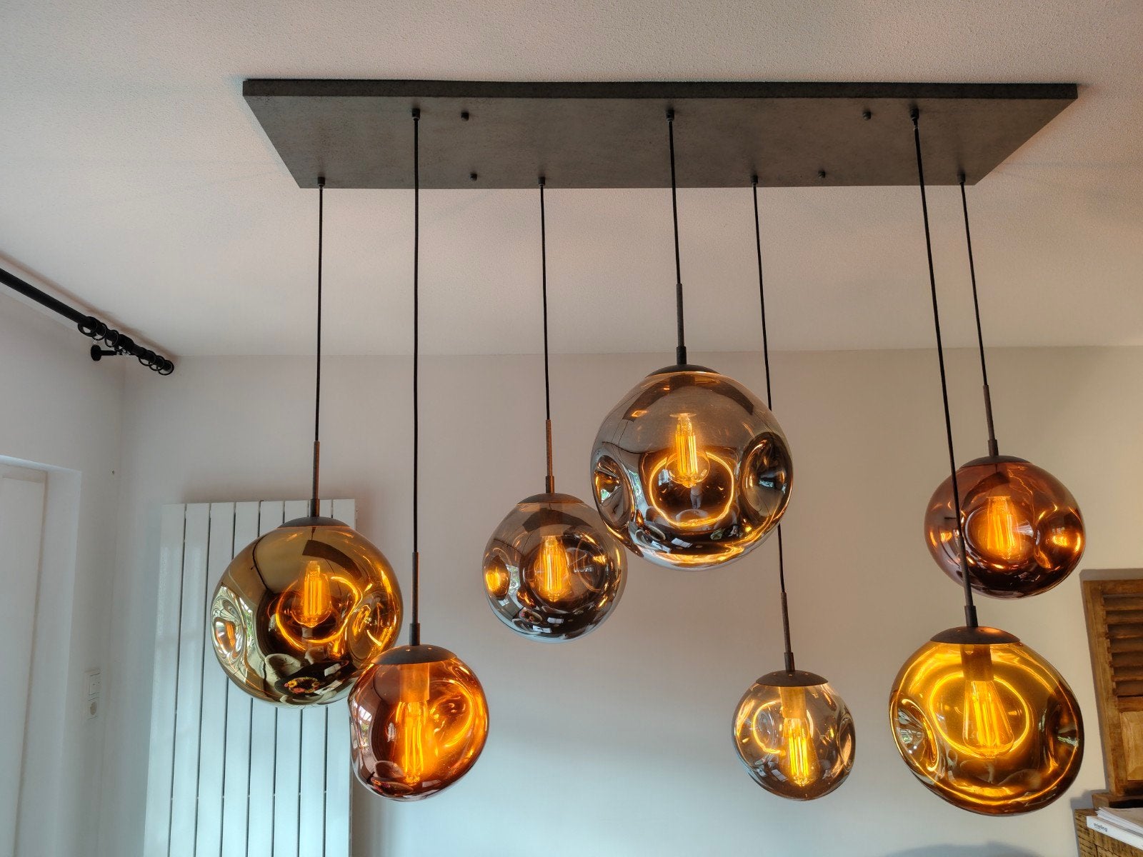 Moderne hanglamp met 7 glazen bollen, amber en rookkleurig, Huis en Inrichting, Ophalen, Modern, Industrieel, E27 (groot), Zo goed als nieuw