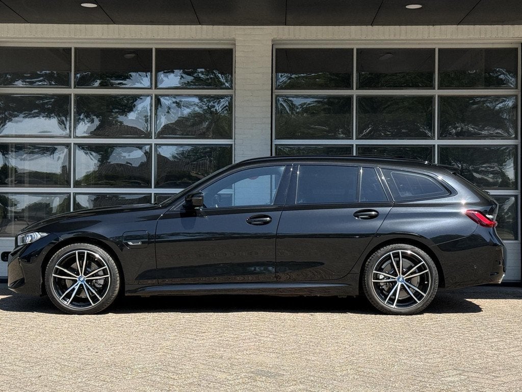 BMW 3-serie Touring 330e M SPORT LCI | DRIVING PROFF. | TREK, Auto's, BMW, Automaat, 1998 cc, Achterwielaandrijving, Gebruikt