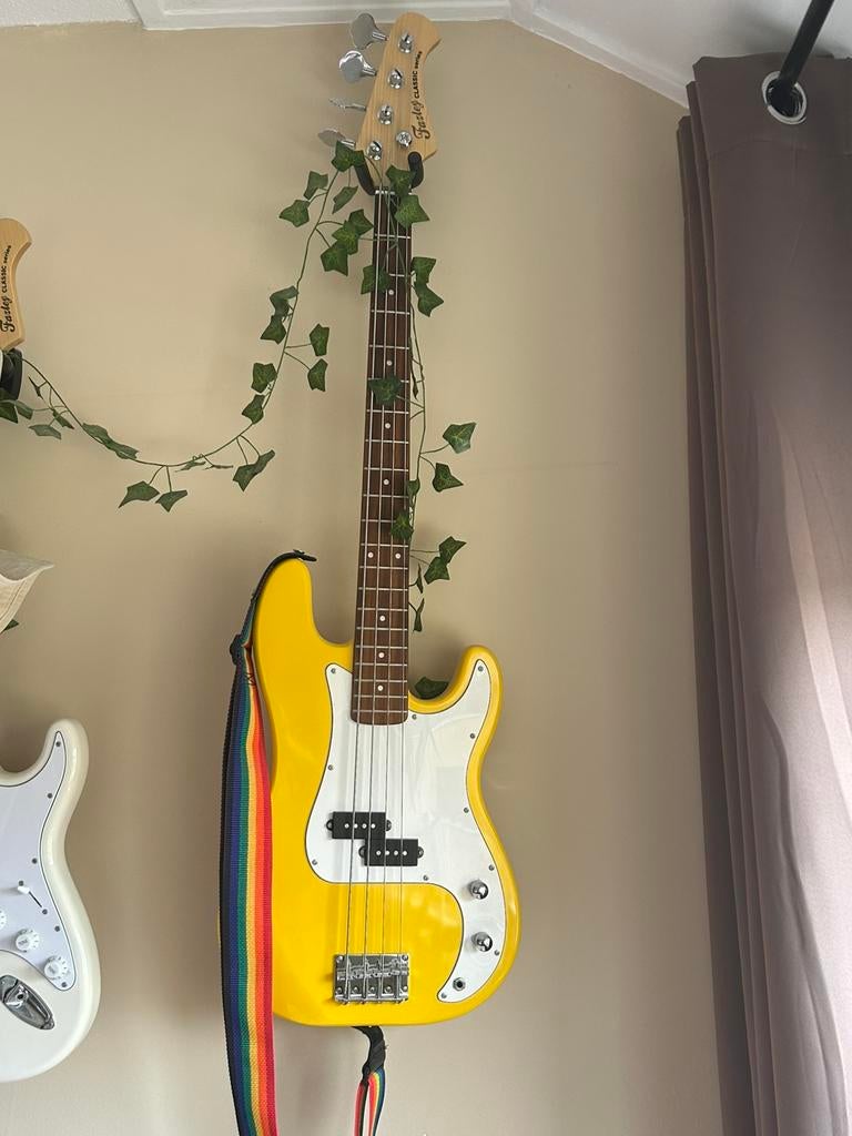 Elektrische basgitaar van Fazley, Ophalen, Zo goed als nieuw