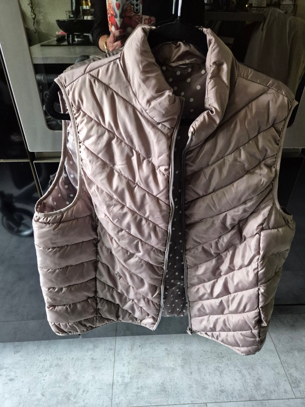 Taupe bodywarmer, effen buitenkant, gestippelde binnenkant, Kleding | Dames, Grote Maten, Verzenden, Zo goed als nieuw, Beige
