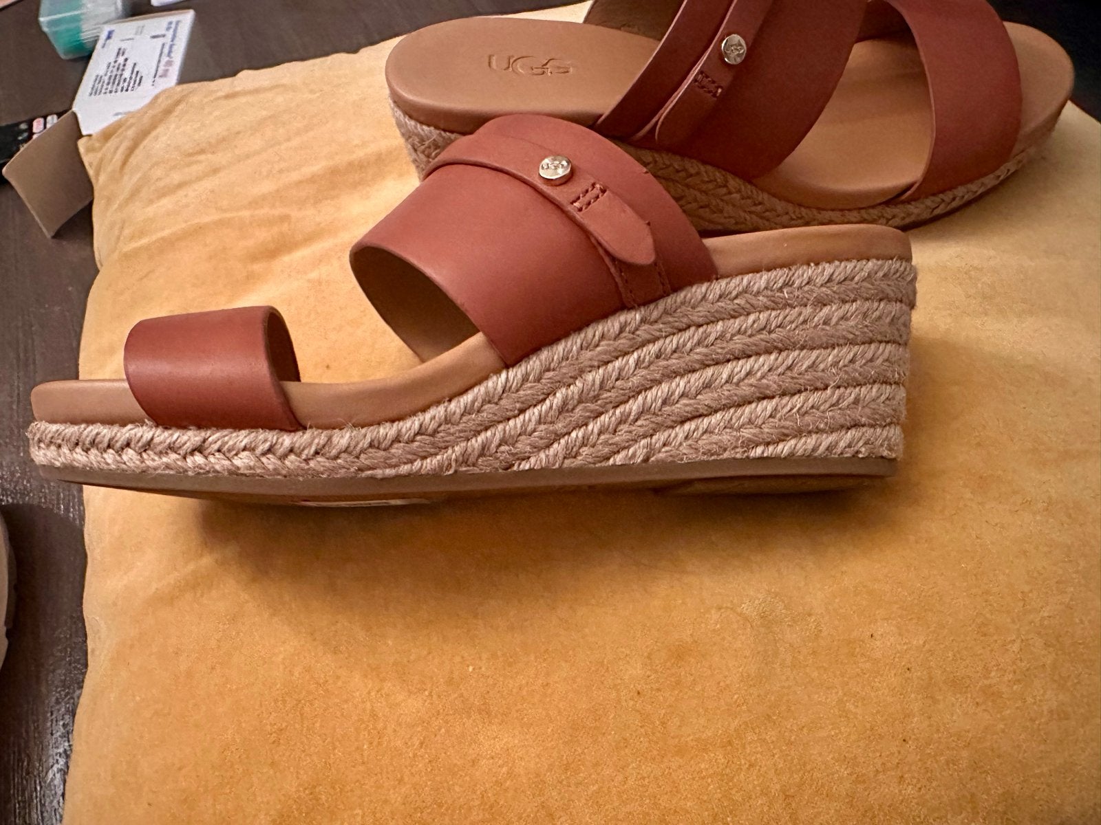 Ugg Sandalen met sleehak - Maat 35/36, Ophalen of Verzenden, Zo goed als nieuw, Bruin, Sandalen of Muiltjes