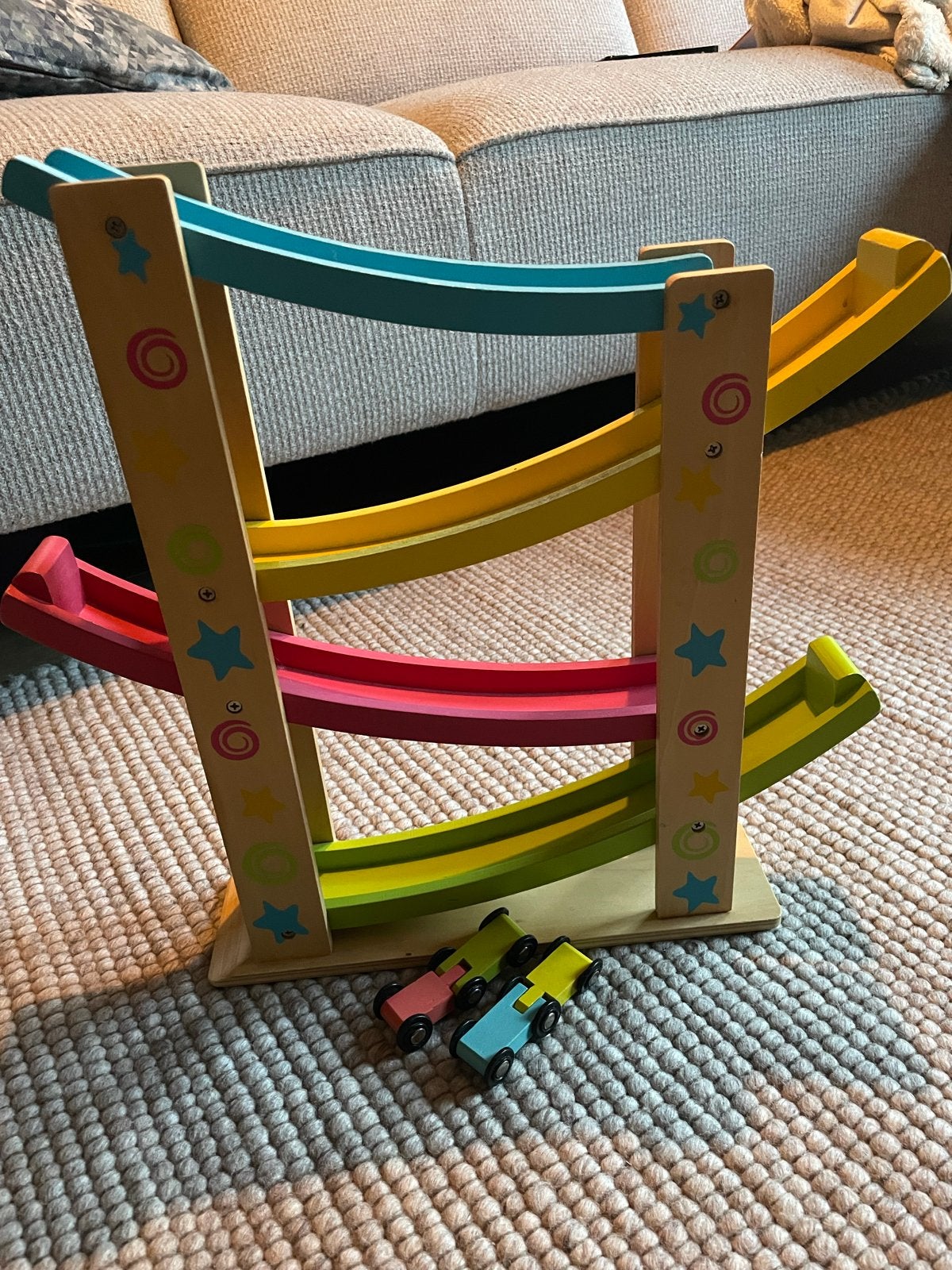 Houten autobaan met 2 auto's van new classic toys, Ophalen, Gebruikt