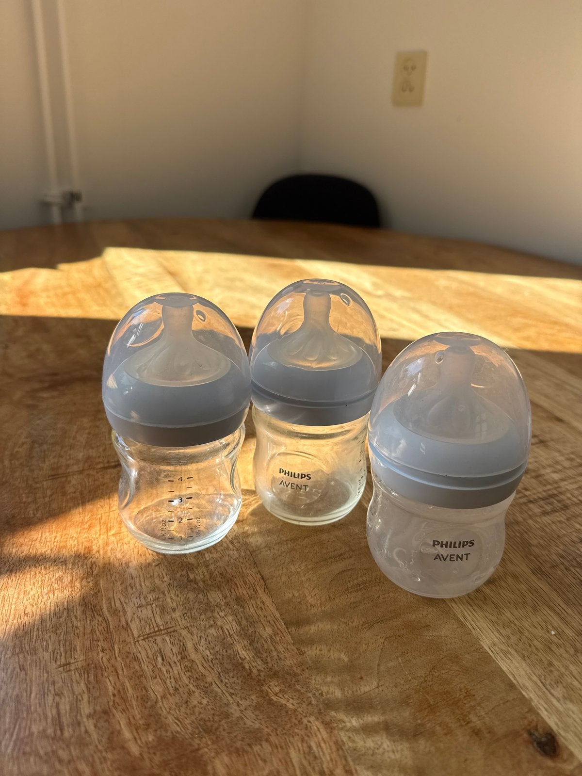 Philips Avent Babyflessen: 2x glas, 1x plastic, Kinderen en Baby's, Babyvoeding en Toebehoren, Zo goed als nieuw, Inclusief flessen