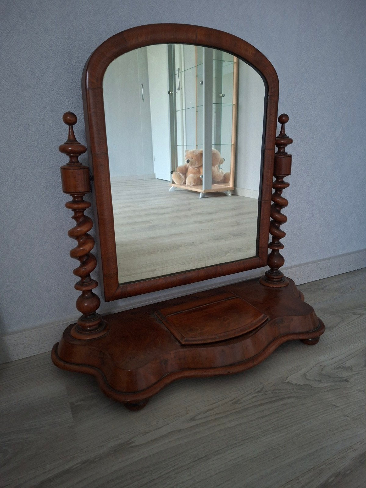 Antieke houten spiegel met gedraaide pilaren, Ophalen, Rechthoekig, 50 tot 100 cm, Minder dan 100 cm